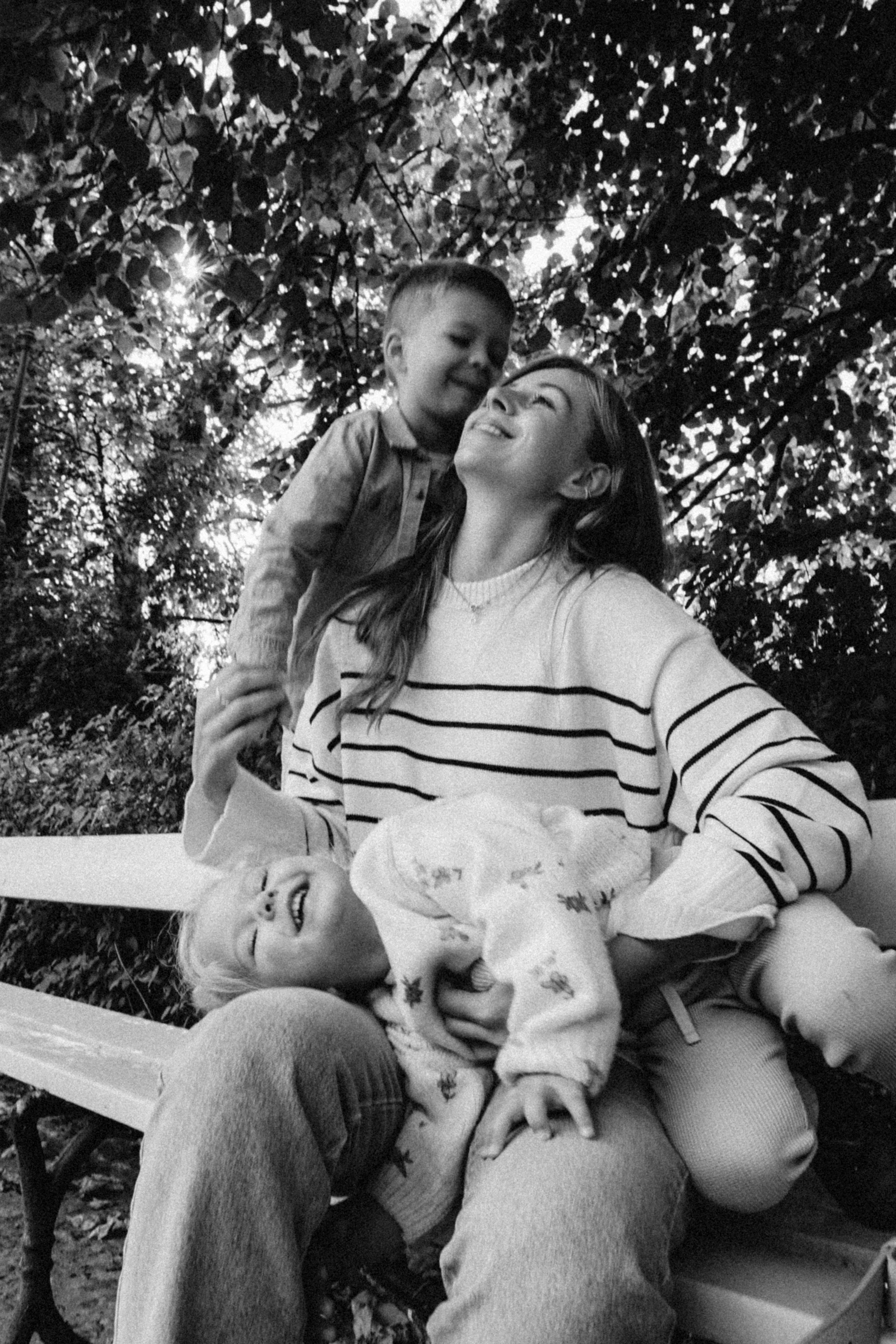 Hold you. Family photographer in Warsaw Sasha Zenzina