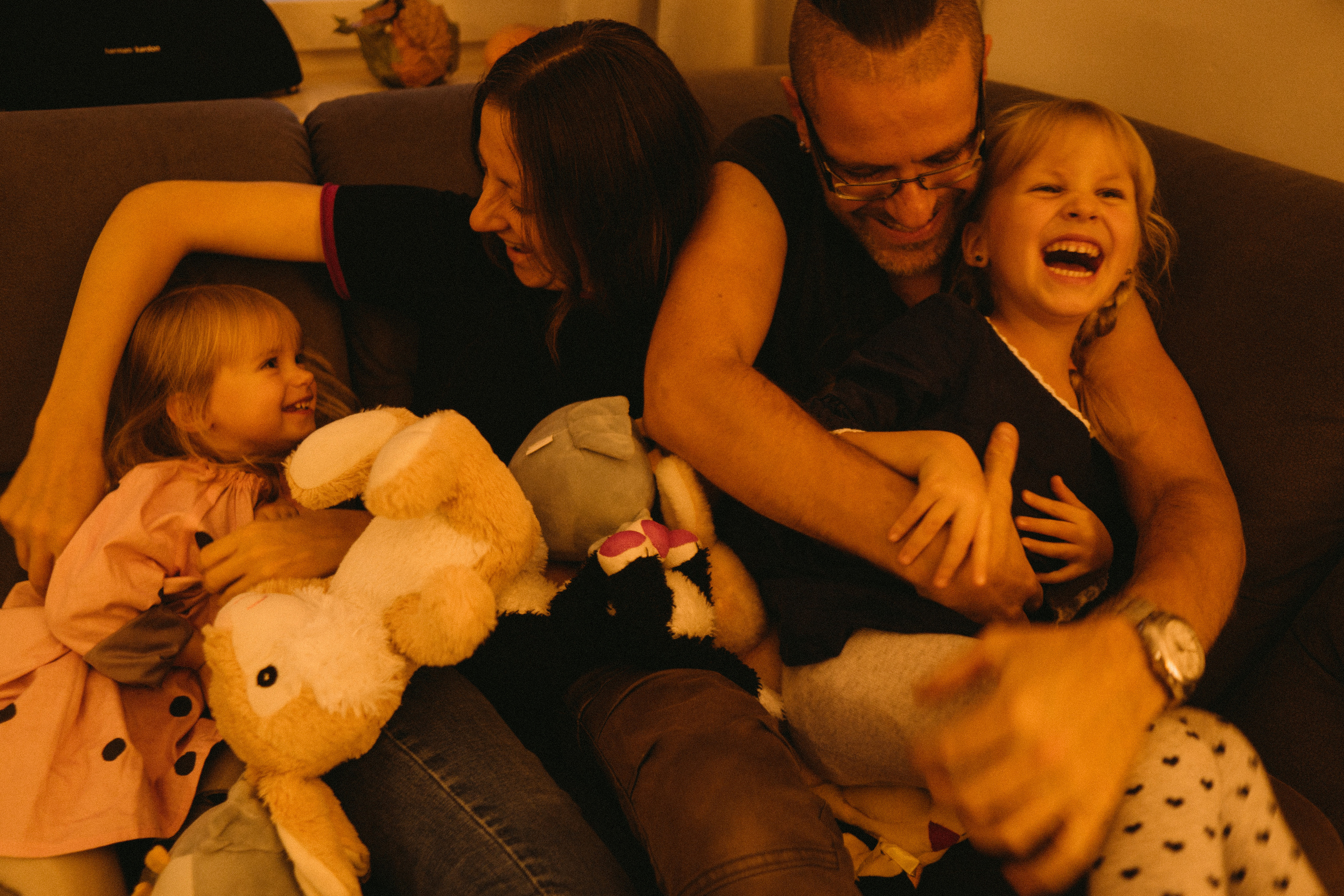 Home is where you are. Family photographer in Warsaw Sasha Zenzina