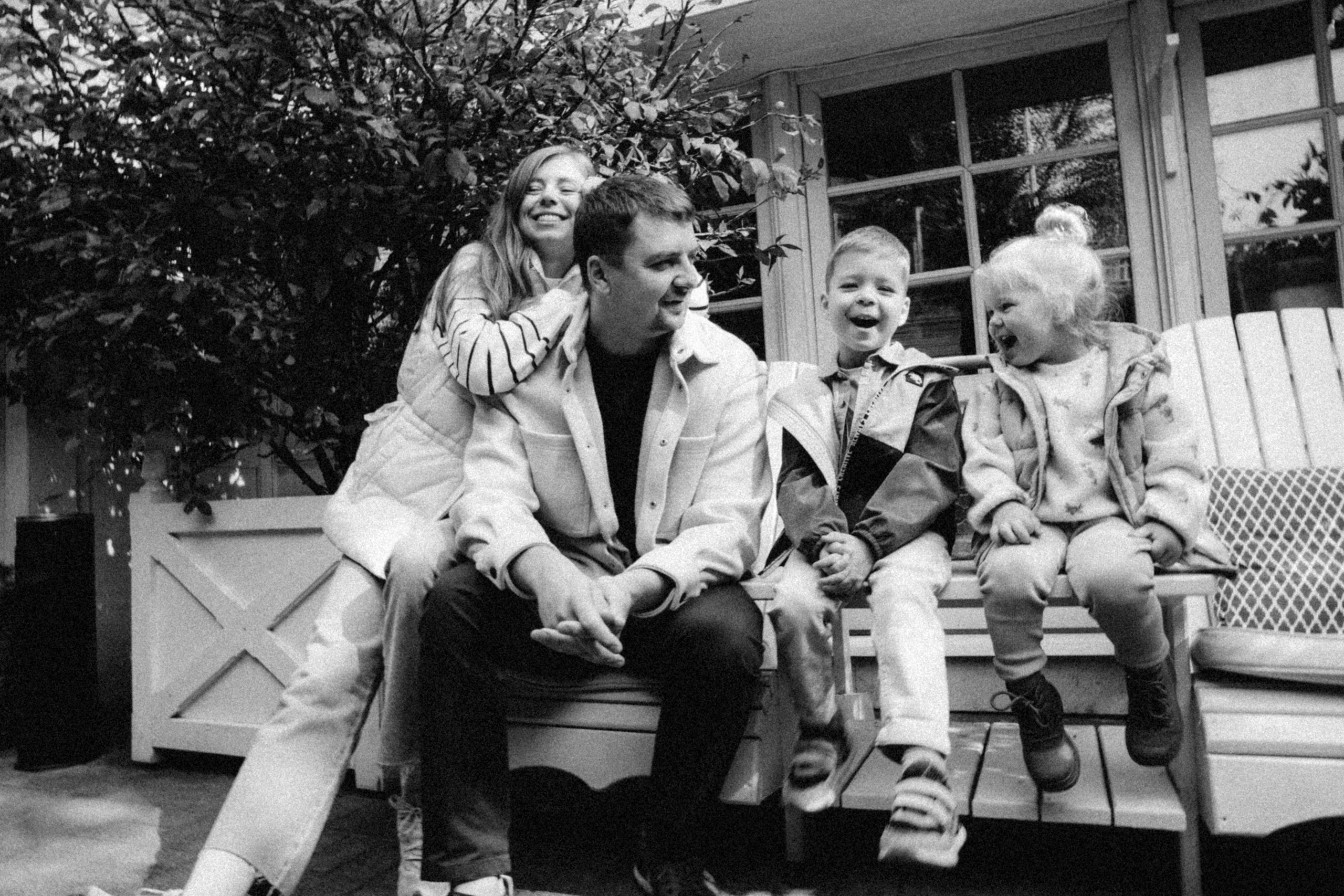 Hold you. Family photographer in Warsaw Sasha Zenzina