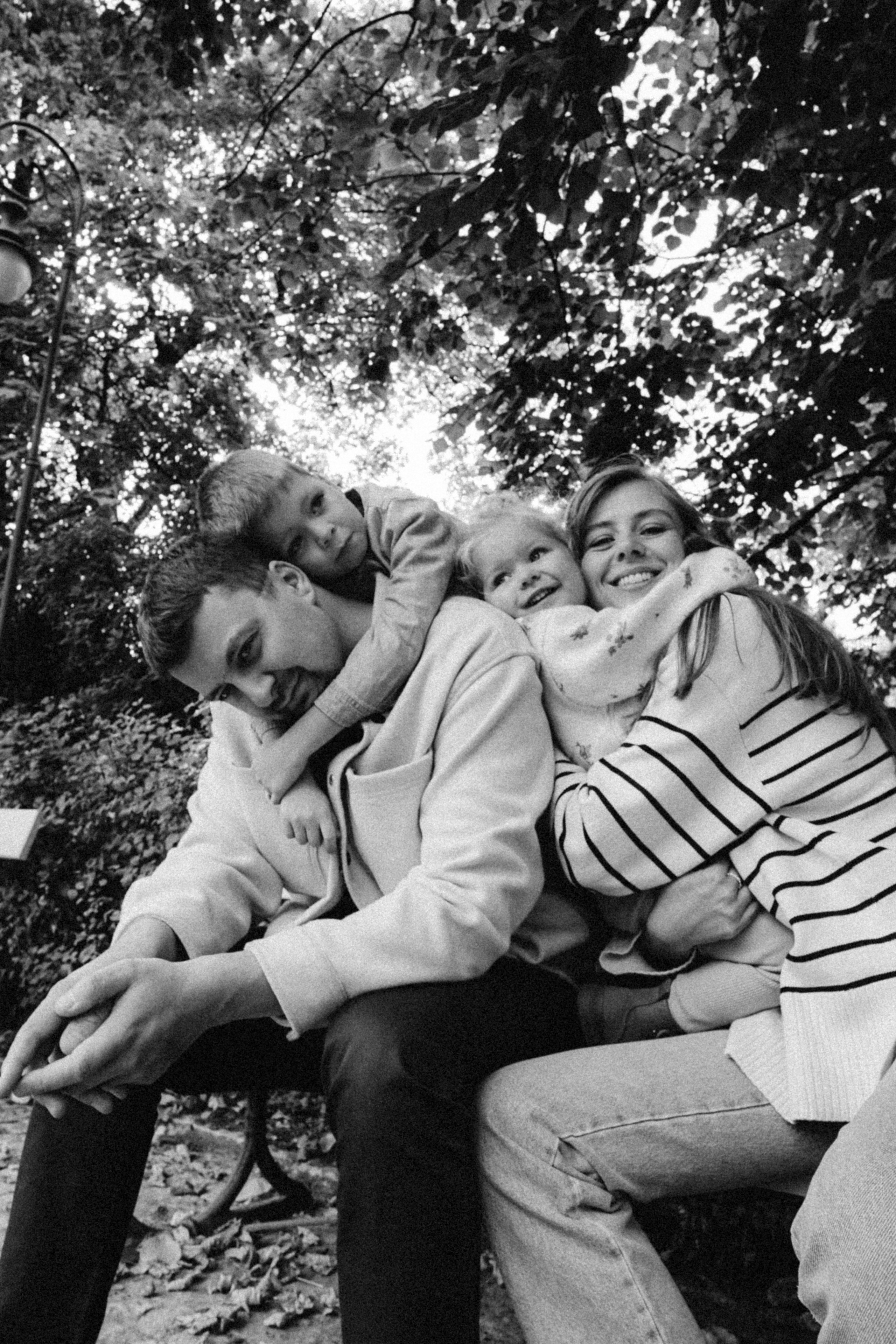 Hold you. Family photographer in Warsaw Sasha Zenzina