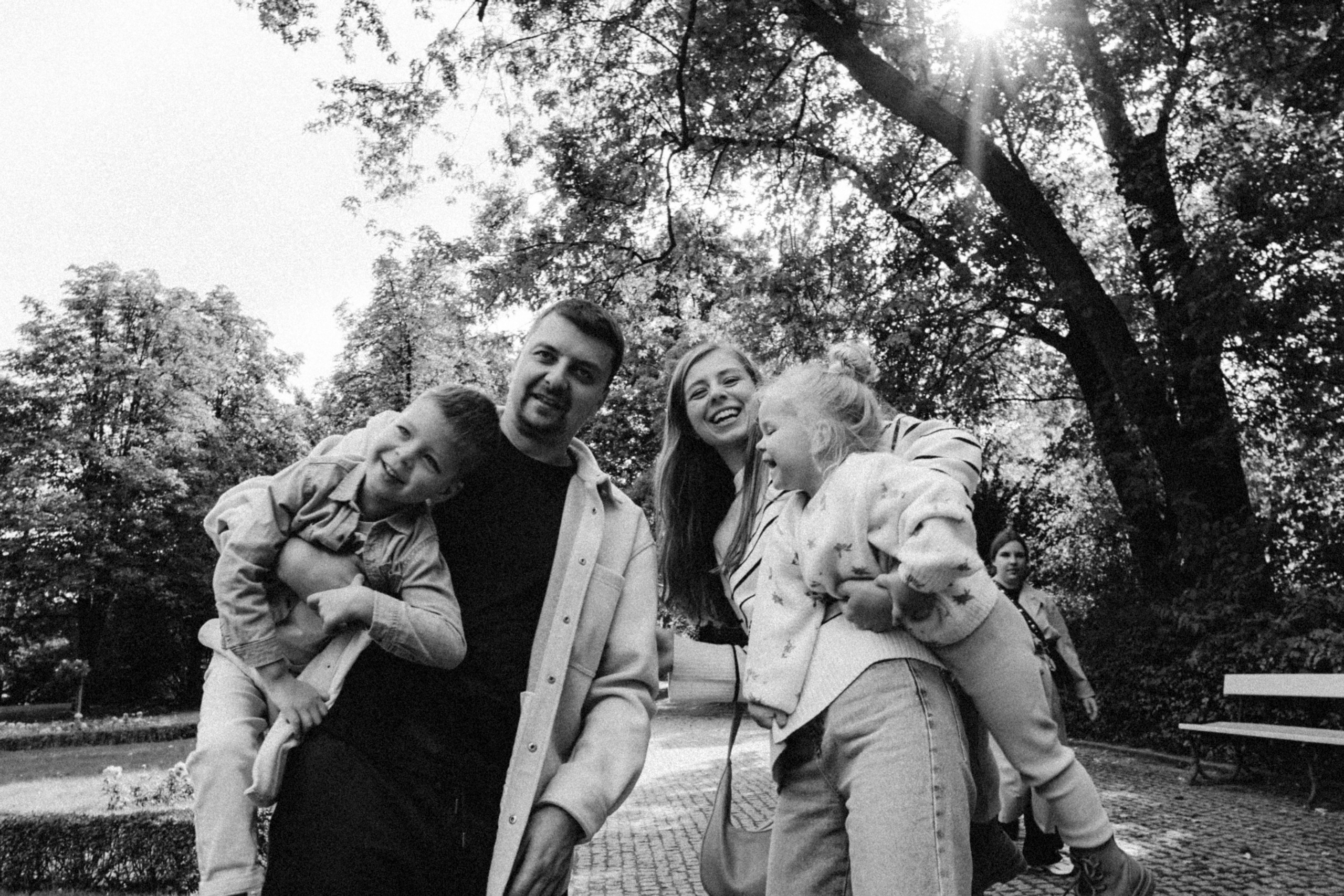 Hold you. Family photographer in Warsaw Sasha Zenzina