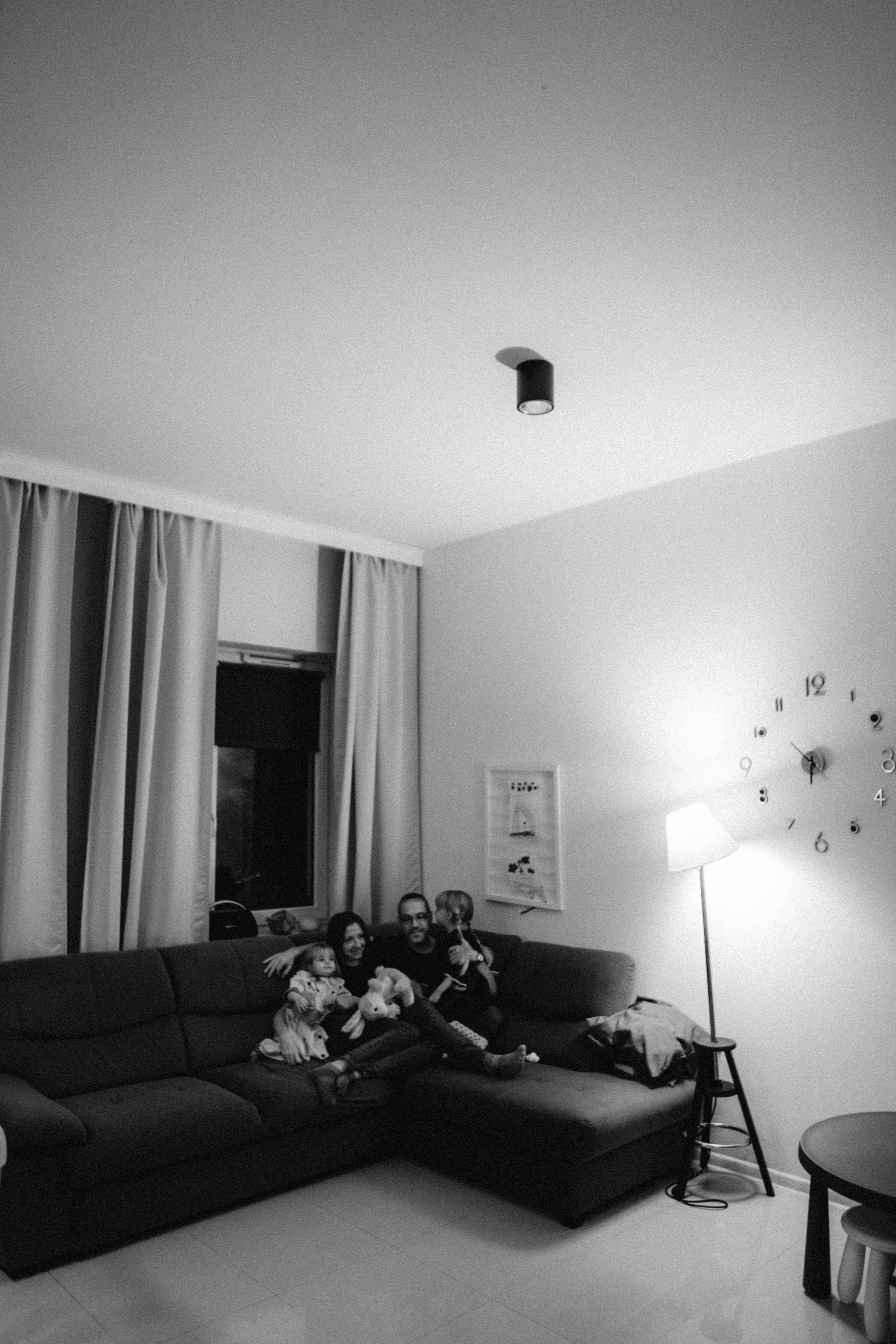 Home is where you are. Family photographer in Warsaw Sasha Zenzina