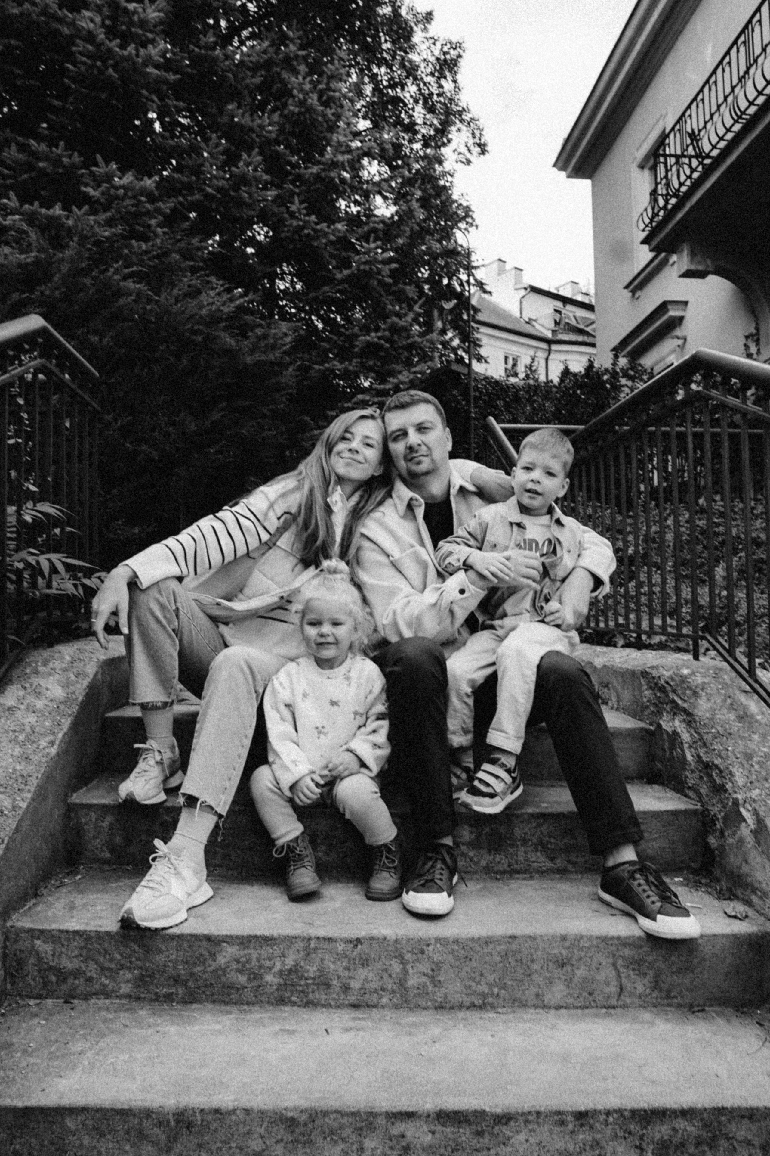 Hold you. Family photographer in Warsaw Sasha Zenzina