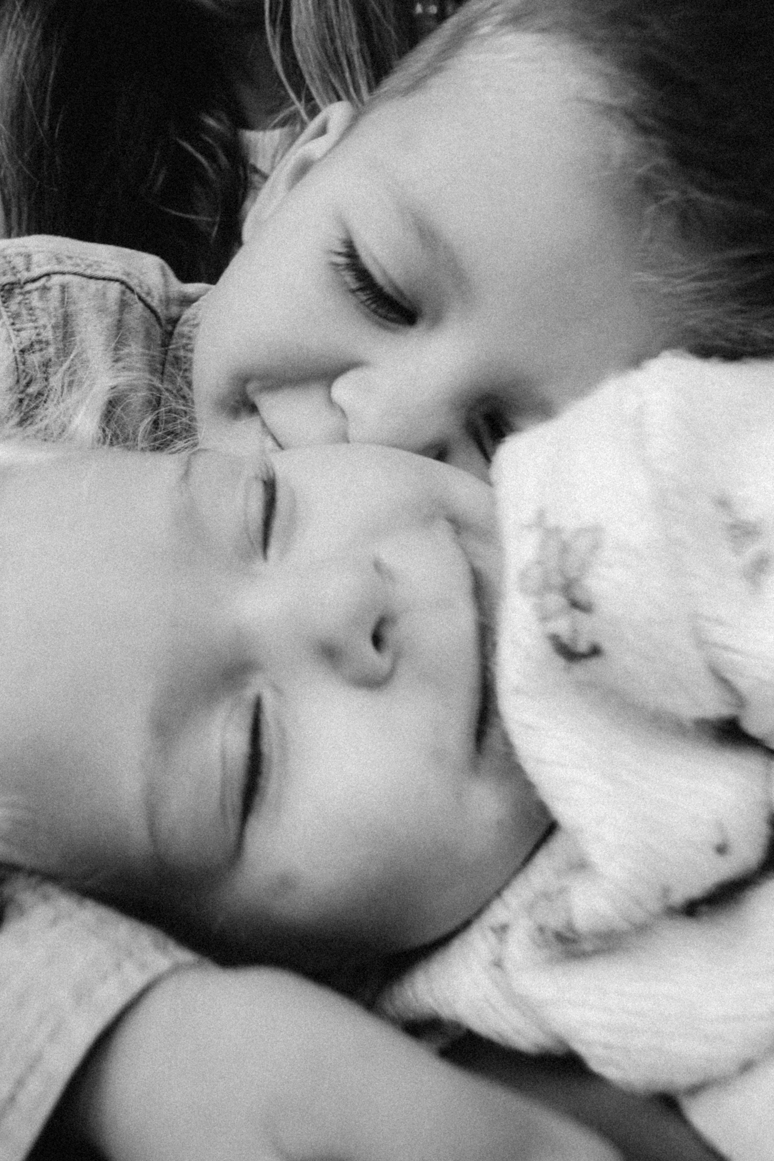 Hold you. Family photographer in Warsaw Sasha Zenzina