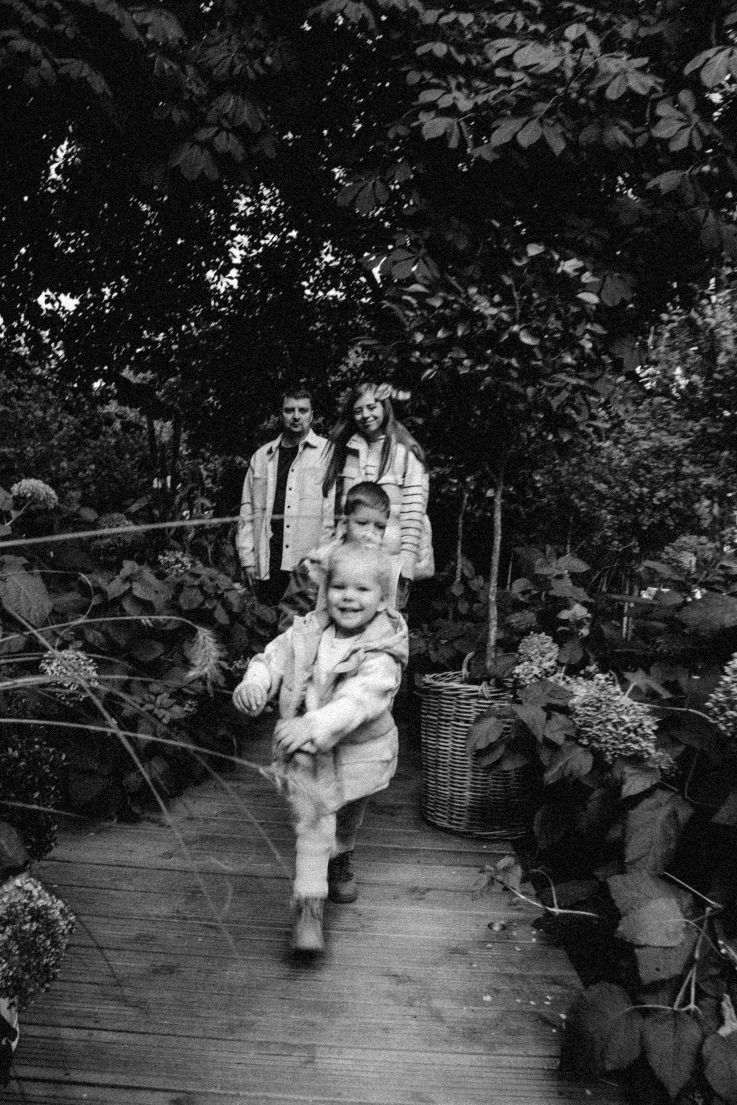 Hold you. Family photographer in Warsaw Sasha Zenzina