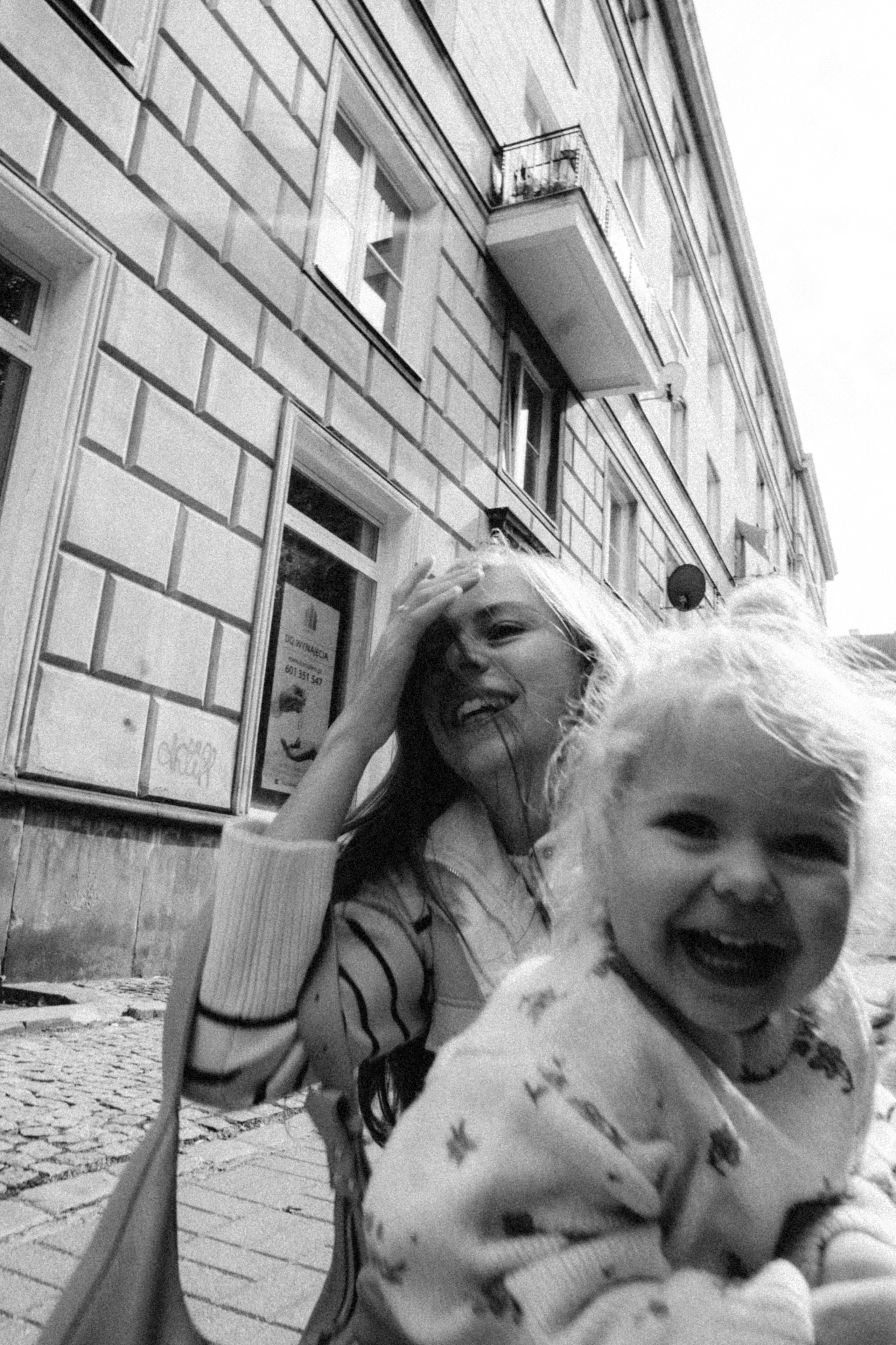 Hold you. Family photographer in Warsaw Sasha Zenzina