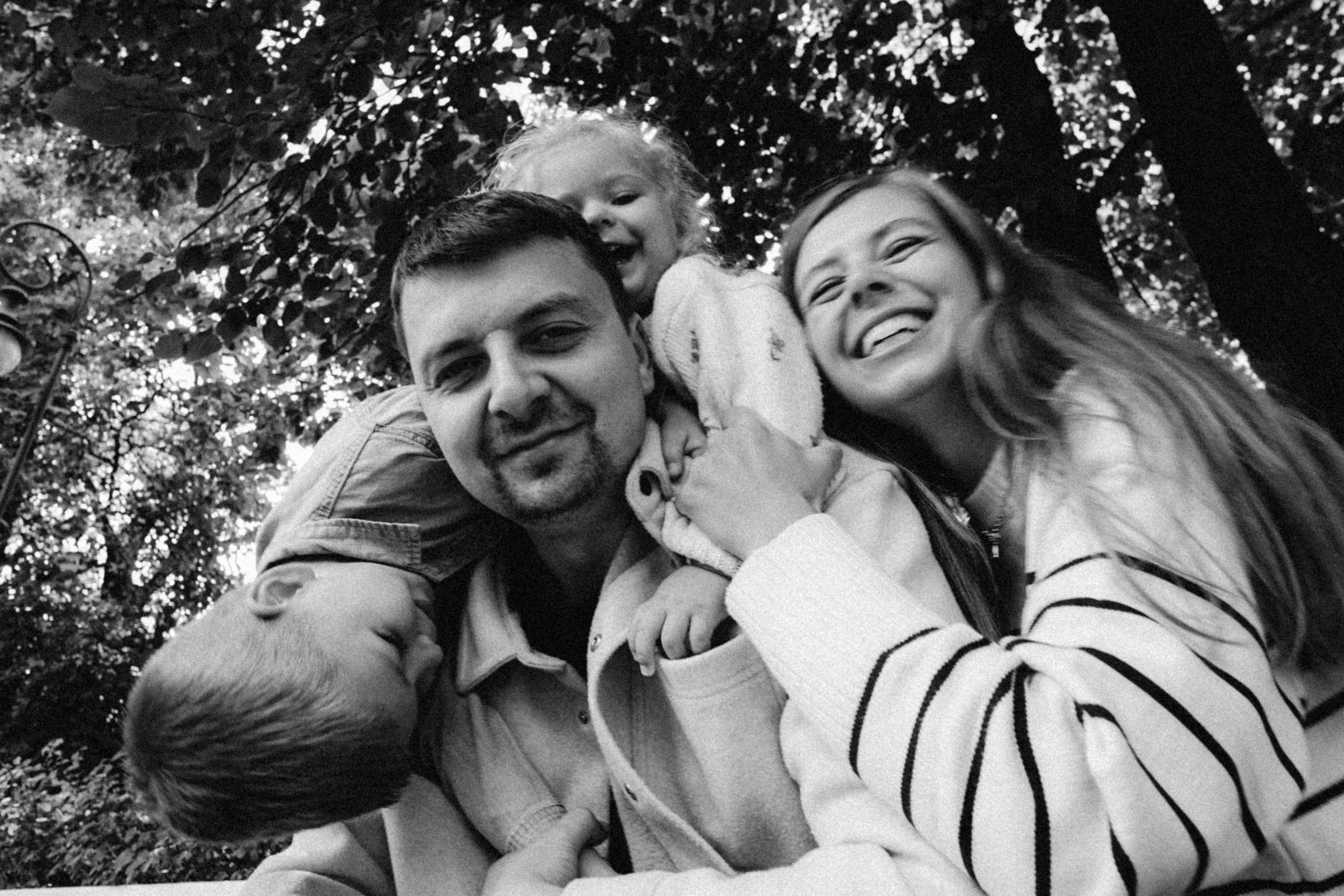 Hold you. Family photographer in Warsaw Sasha Zenzina