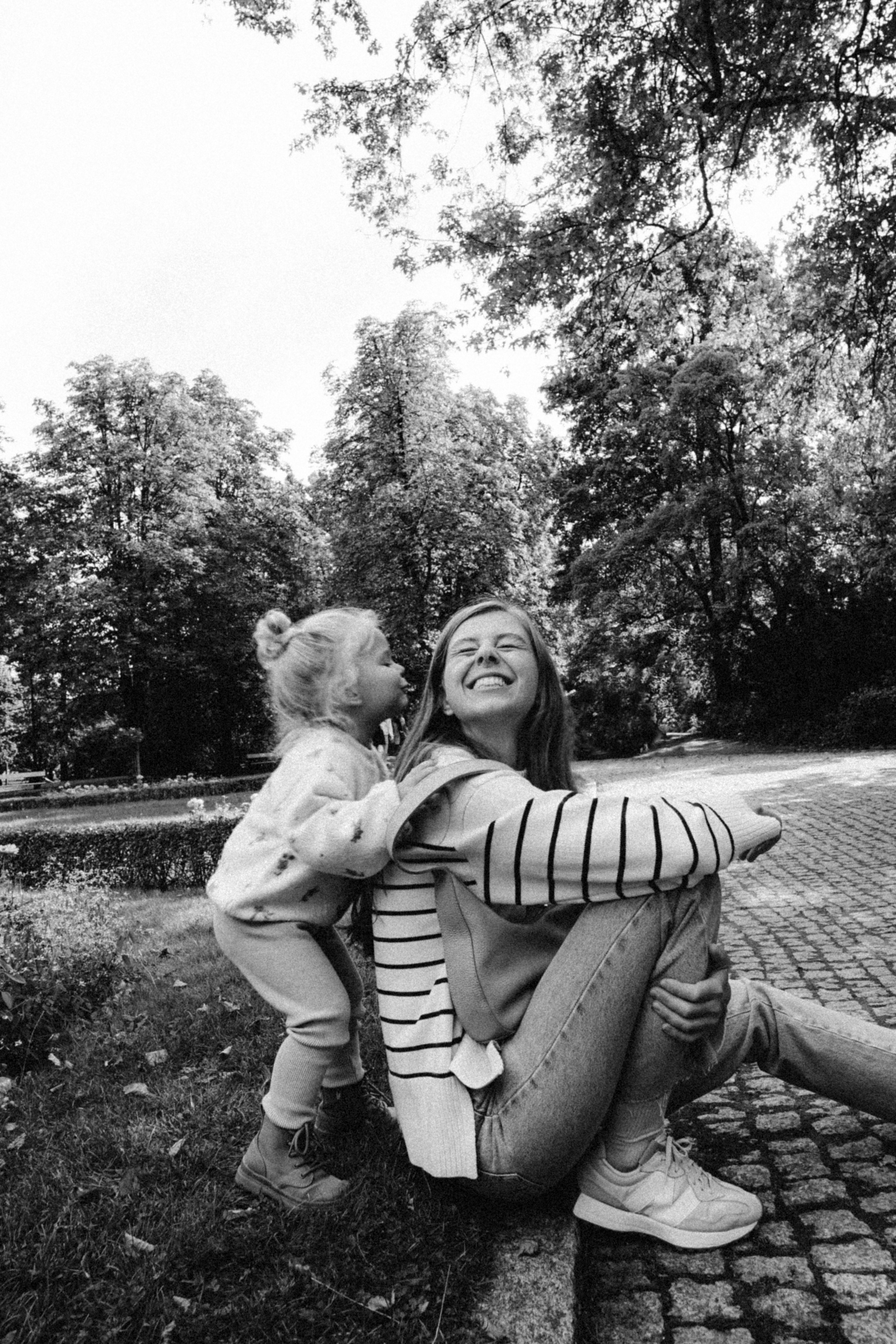 Hold you. Family photographer in Warsaw Sasha Zenzina