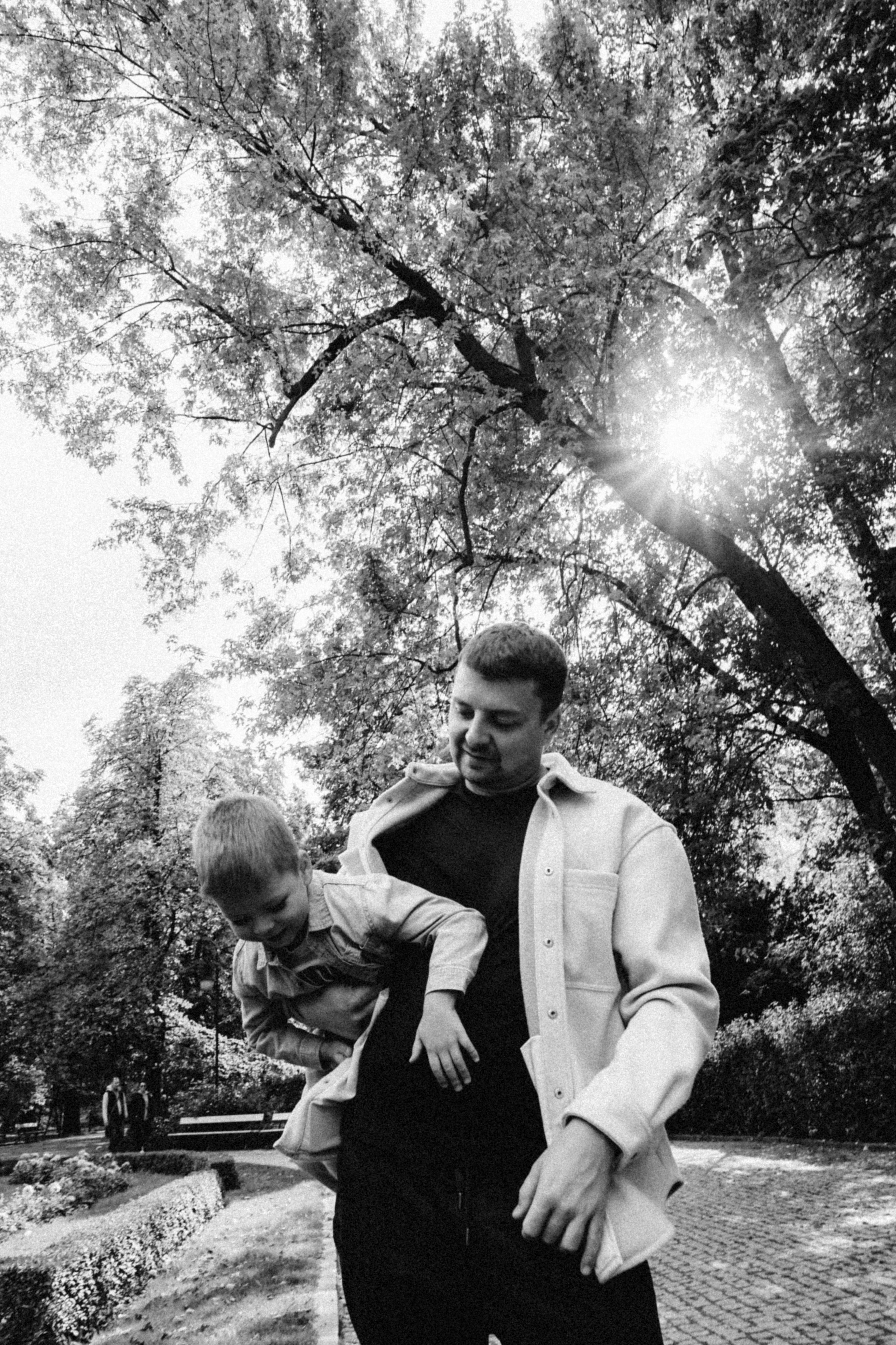 Hold you. Family photographer in Warsaw Sasha Zenzina