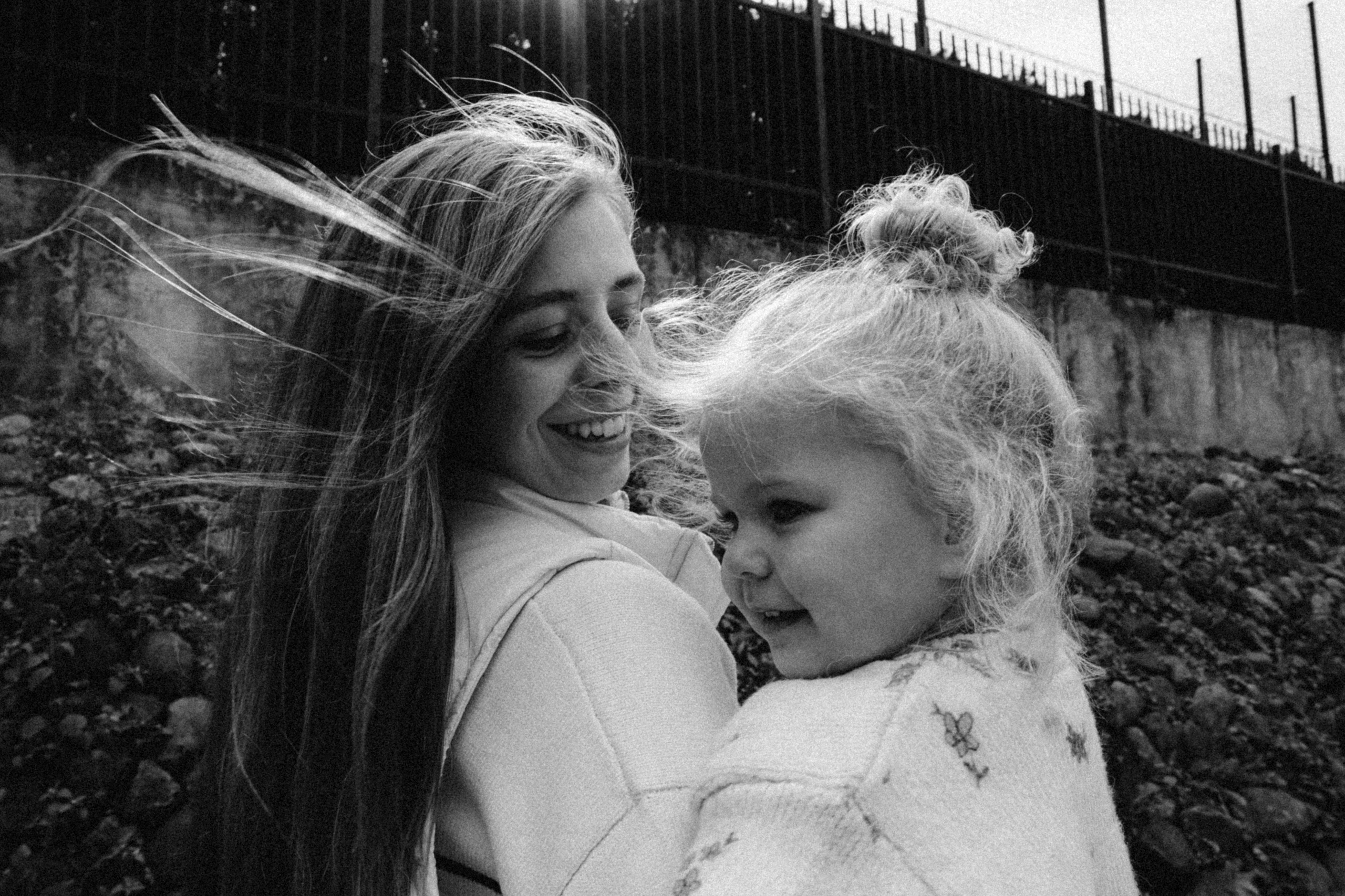 Hold you. Family photographer in Warsaw Sasha Zenzina