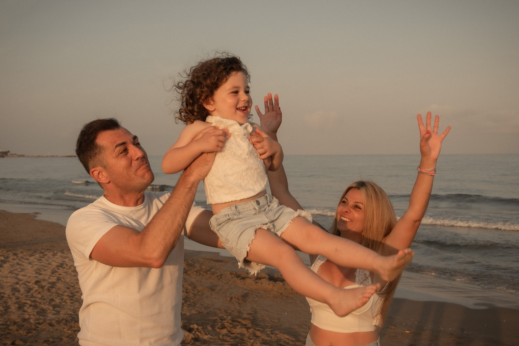 Sesión familiar en la playa. Fotografía profesional en Calafell - Elena Medvedeva
