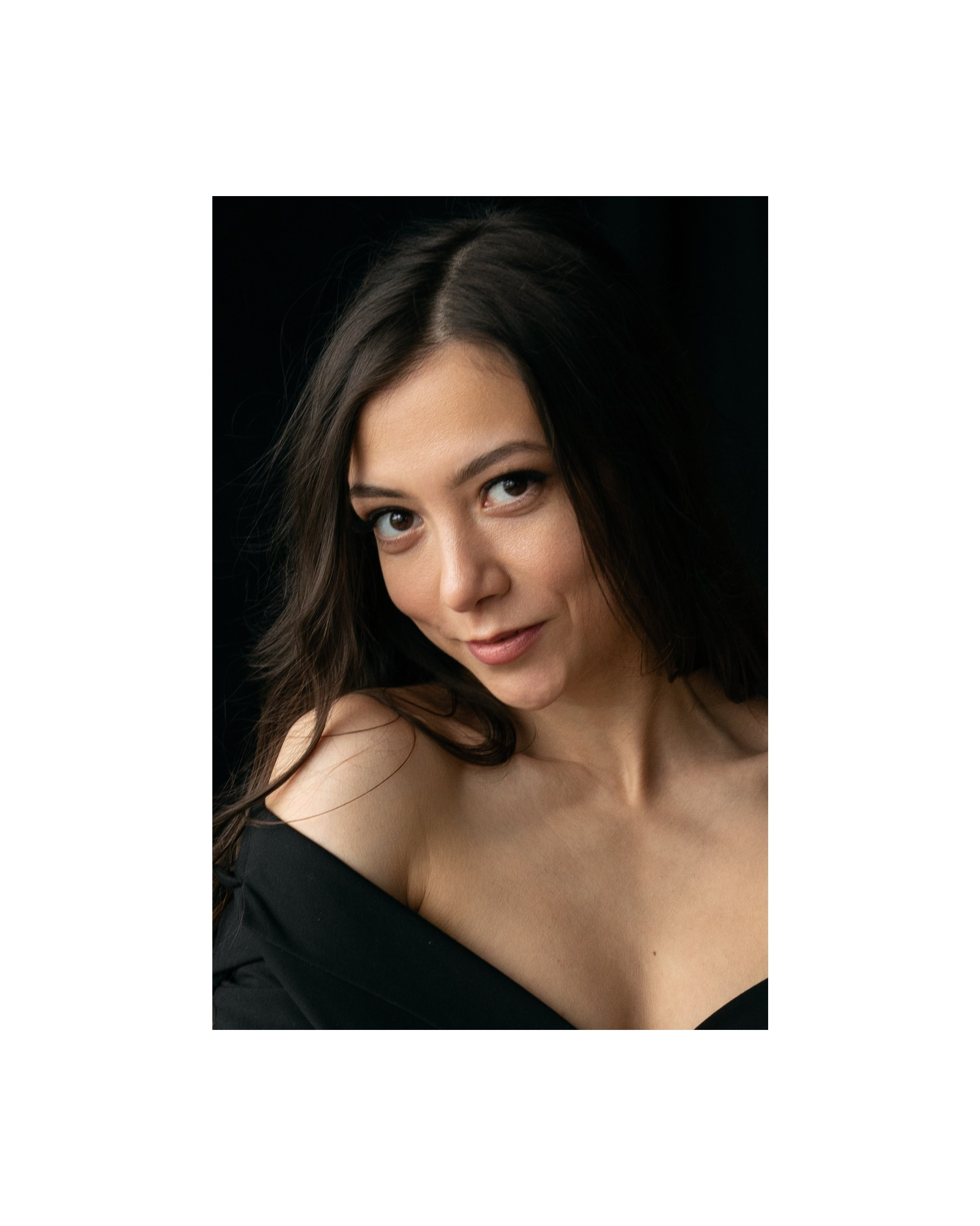 Nahaufnahme mit charmantem Blick und nackten Schultern