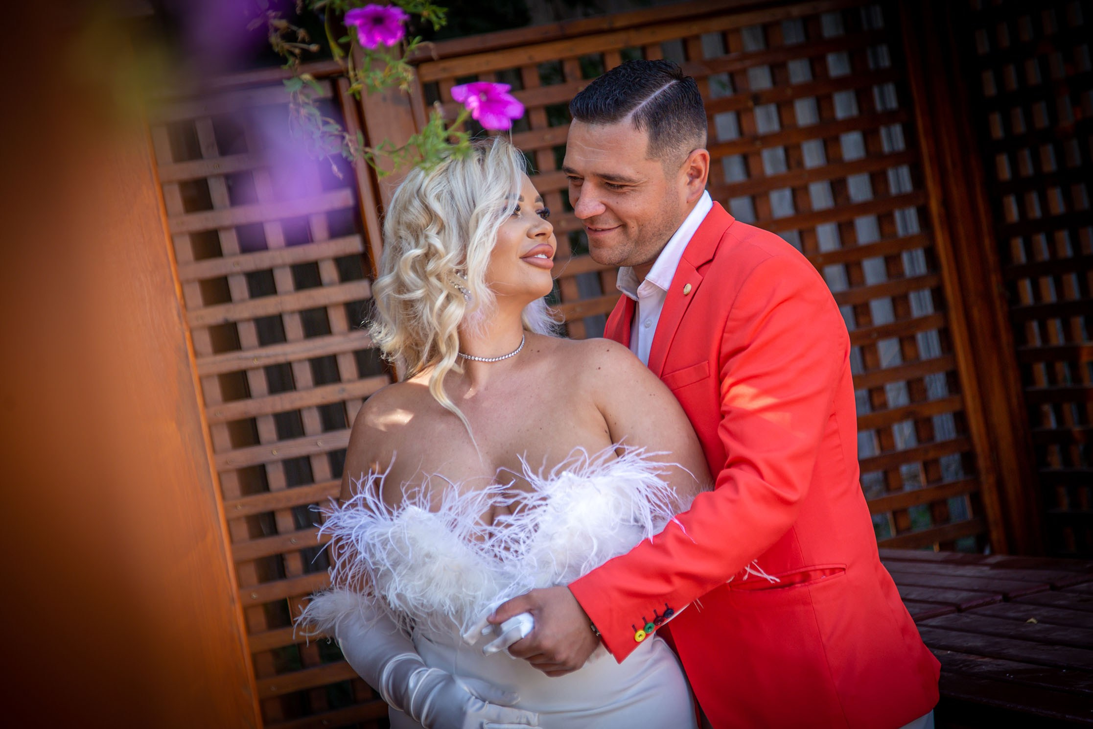 Mireasă blondă în rochie albă se uita la mire, ședință foto de nuntă romantică în aer liber la starea civilă sector 6.