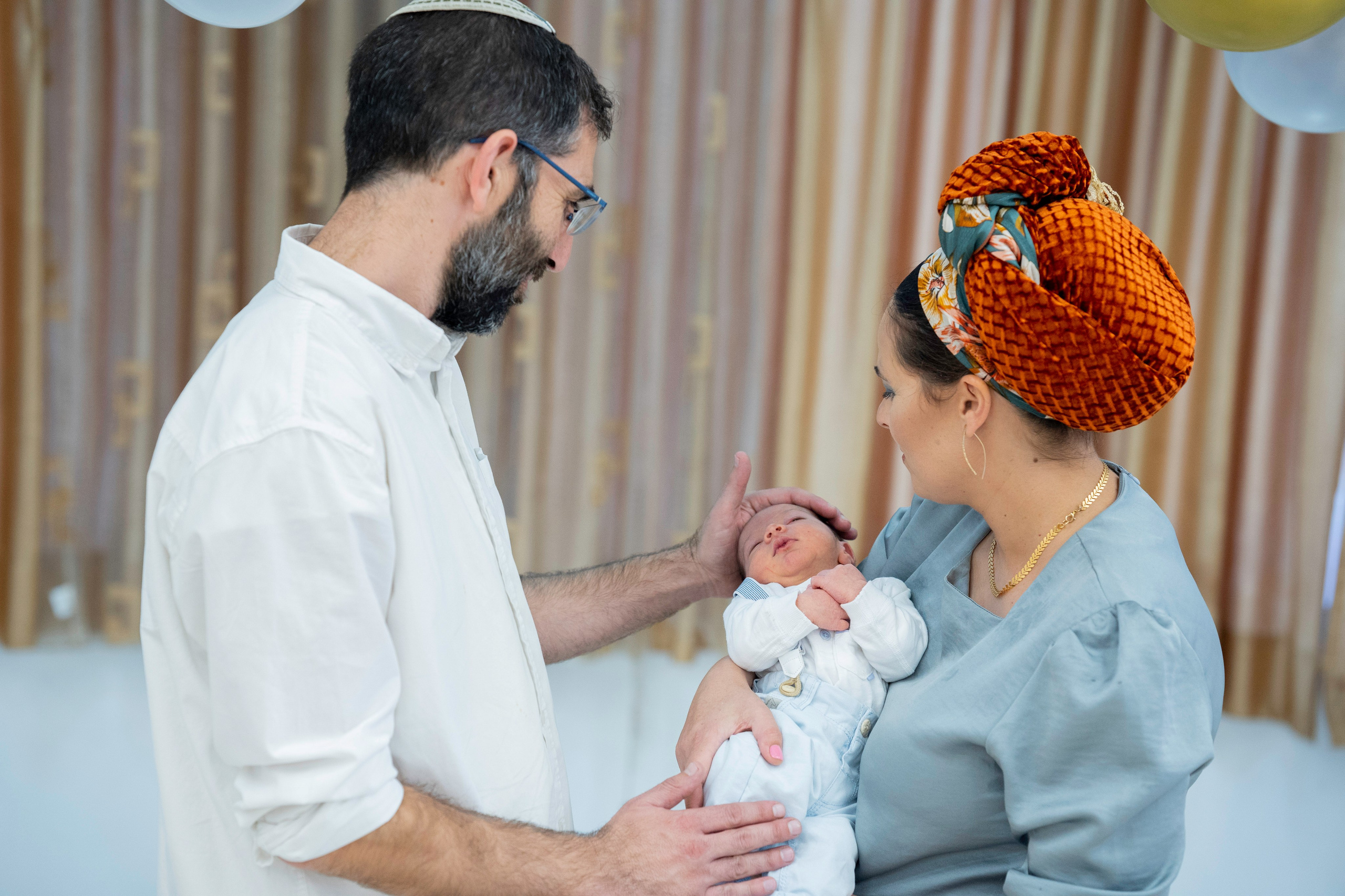 הברית של יוסף וחנה. יוסף מזרחי צילום חתונה, ברית וזוגיות. צלם מקצועי שאוהב להוציא אתכם הכי יפים ברגעים הכי מרגשים