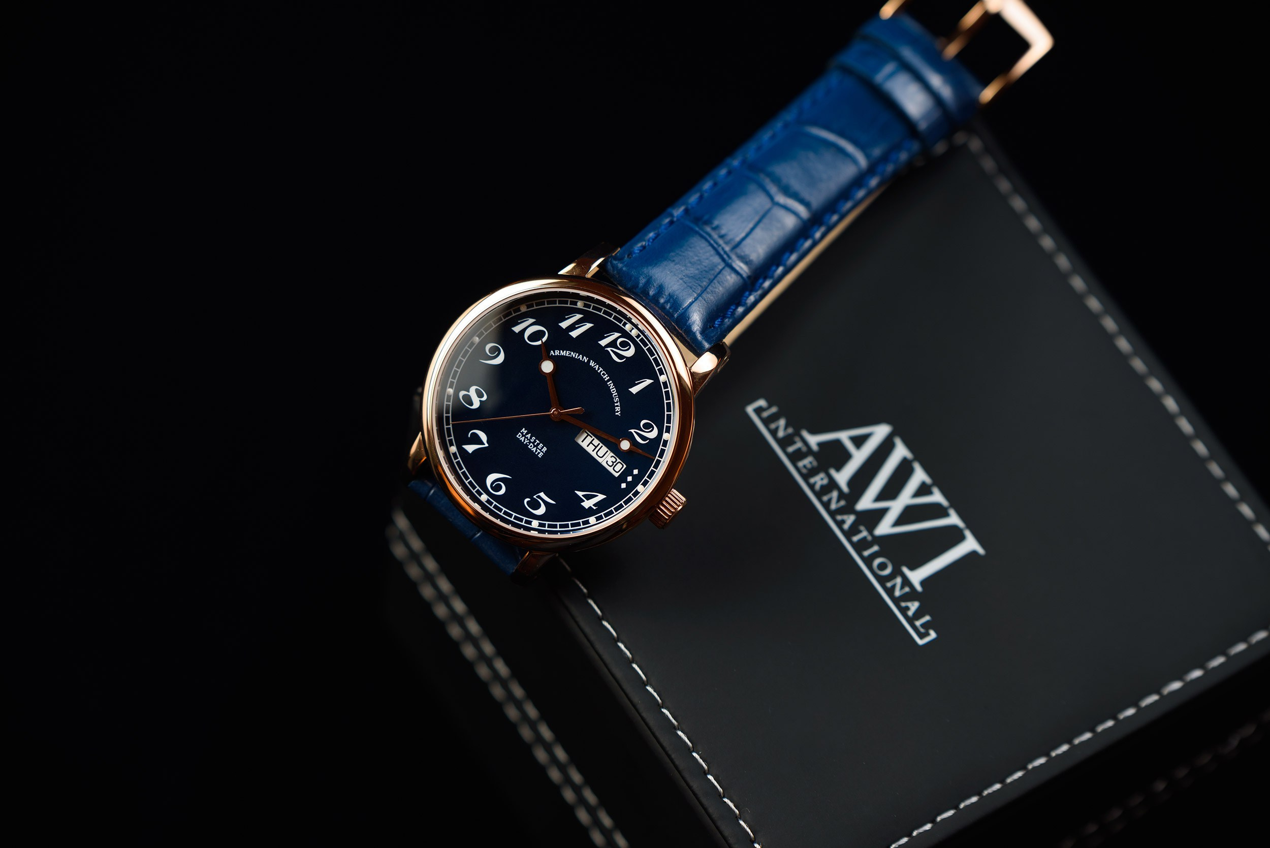 Наручные часы AWI INTERNATIONAL на темном фоне