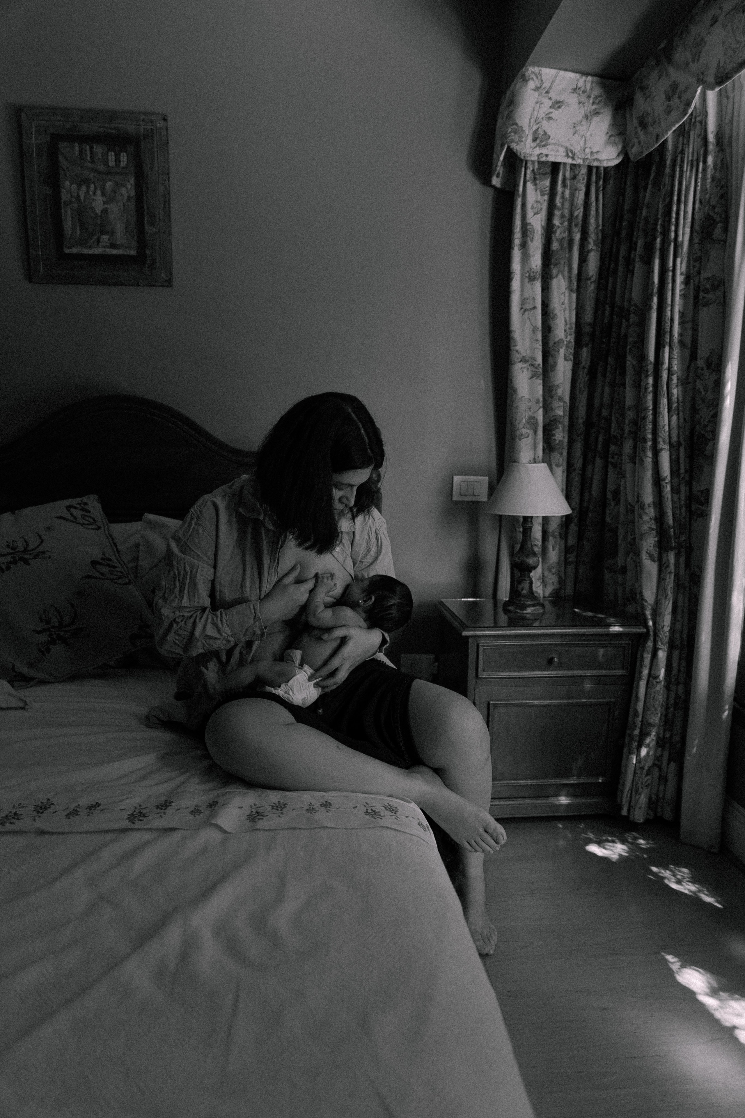 Sesión en casa con recién nacido y mamá — Dulzura y momentos reales. Photographer in Santiago, Chile Anna Almazova