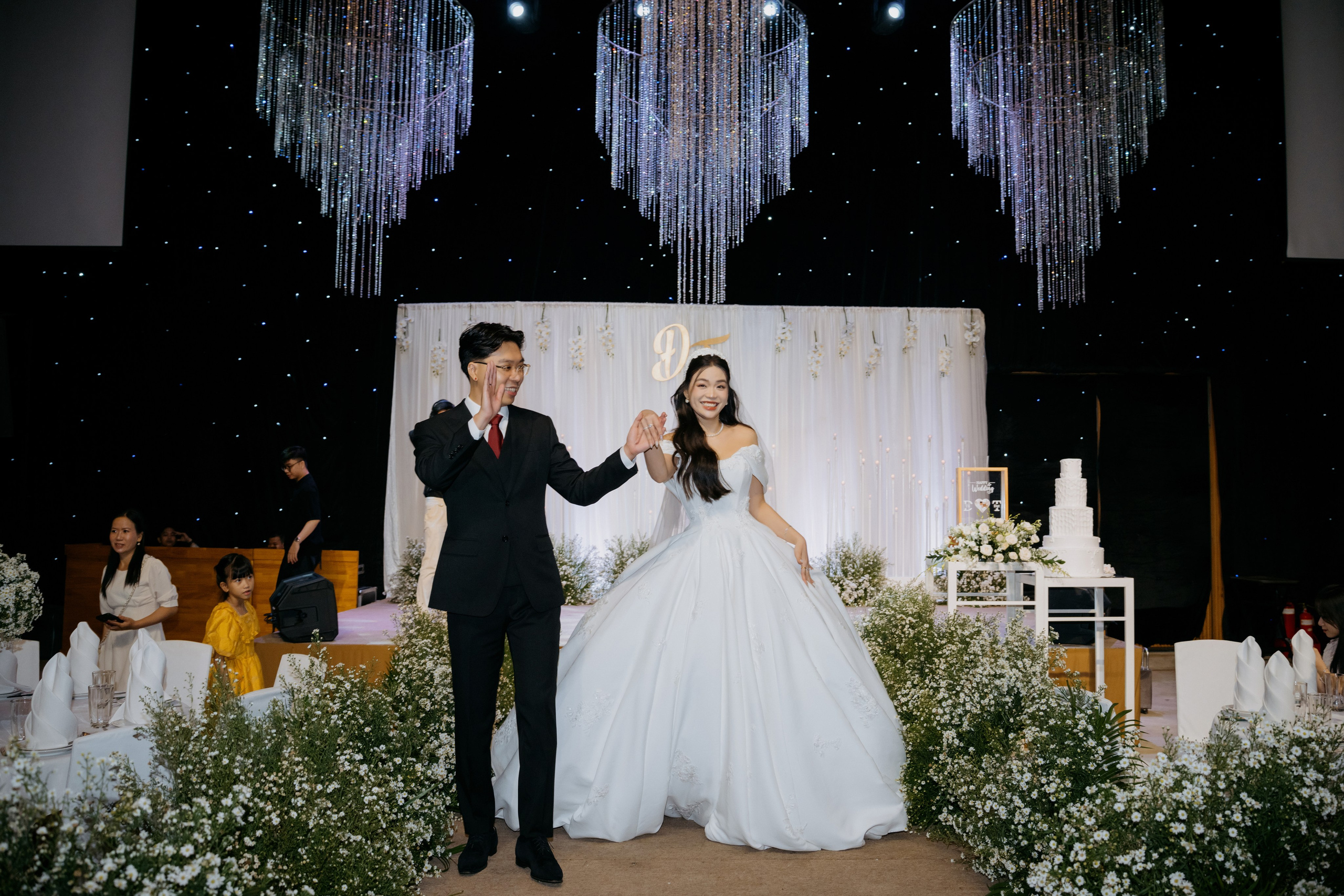 DAT & TU / Wedding Party. Saigon Wedding Present | Art Beyond Moments
