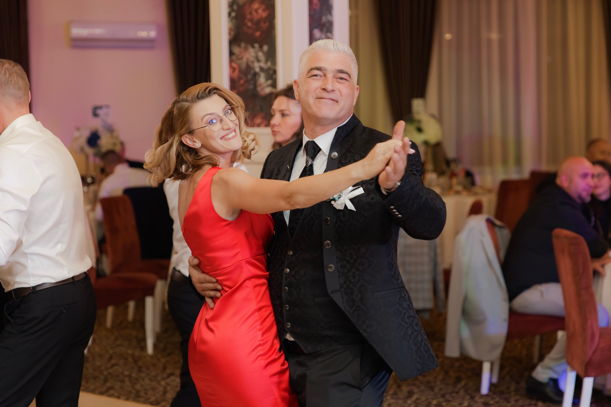 Mihai & Oana. Servicii foto-video profesionale, pentru momente de neuitat