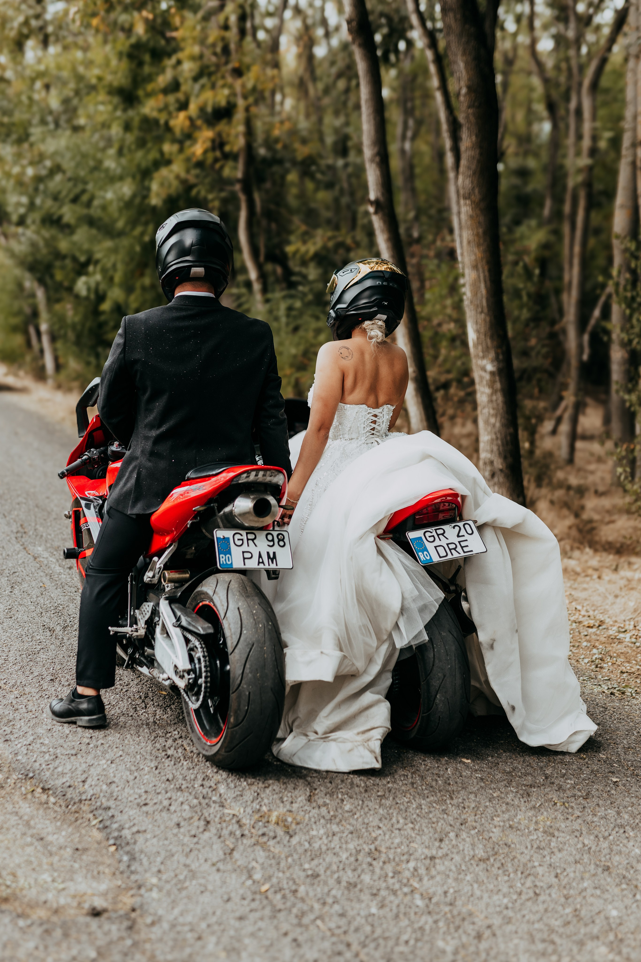 Trash the Dress cu motocicliști — ședință foto de poveste. Lucian Dedeu — Fotograf de nuntă și eveniment