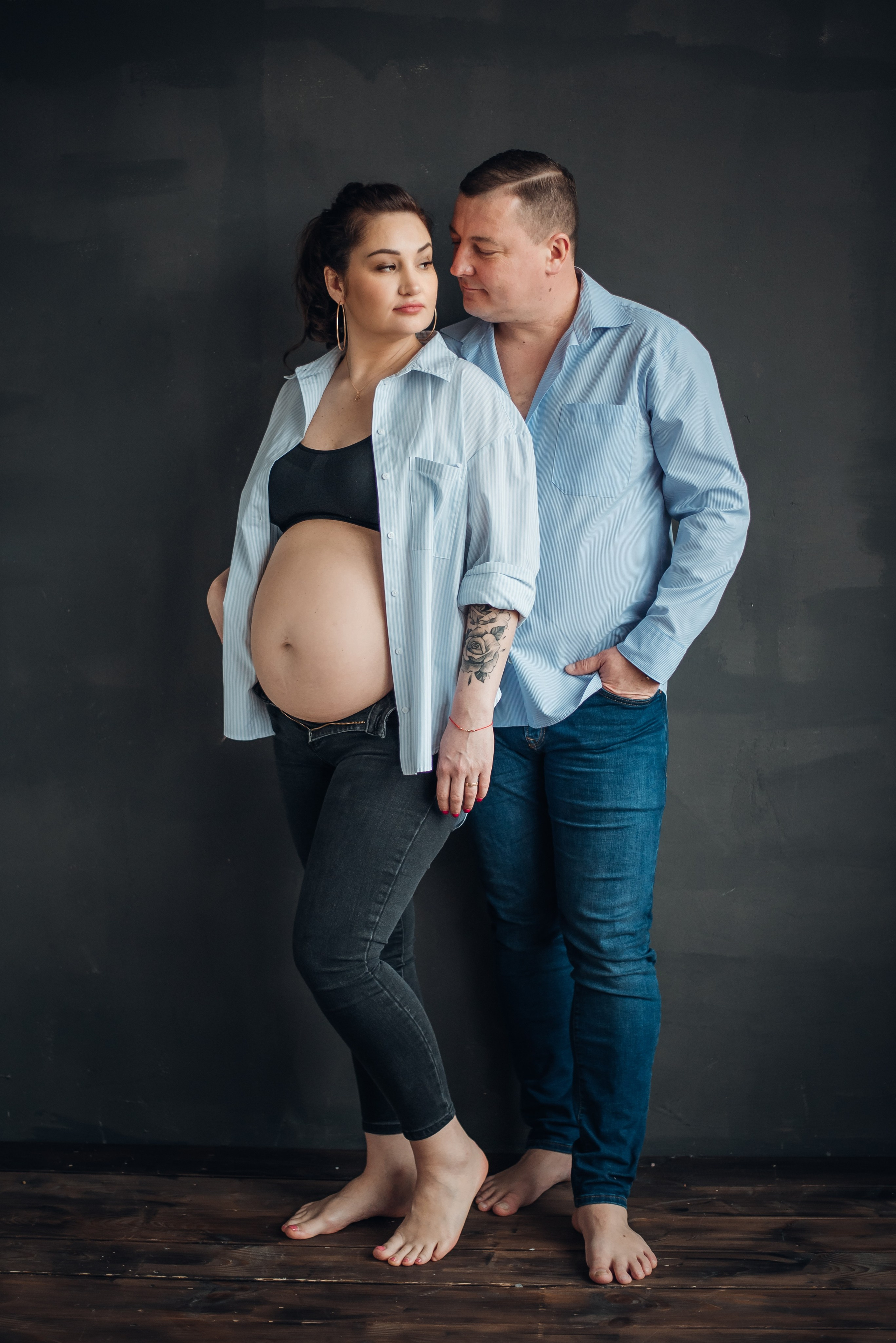 Fotosesijos studijoje. Aukse Stravi fotografė