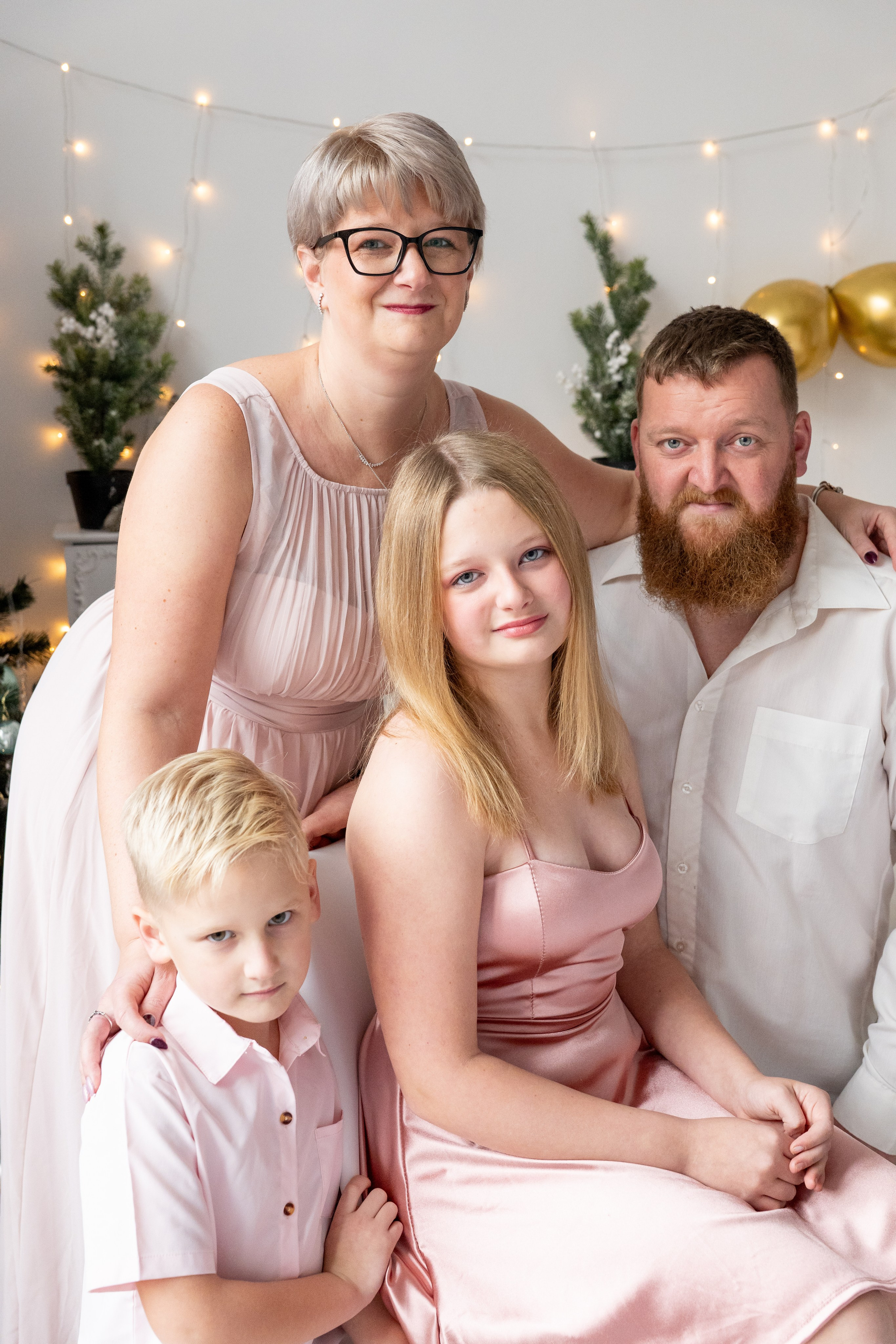 Rodina s dětmi při focení ve studiu