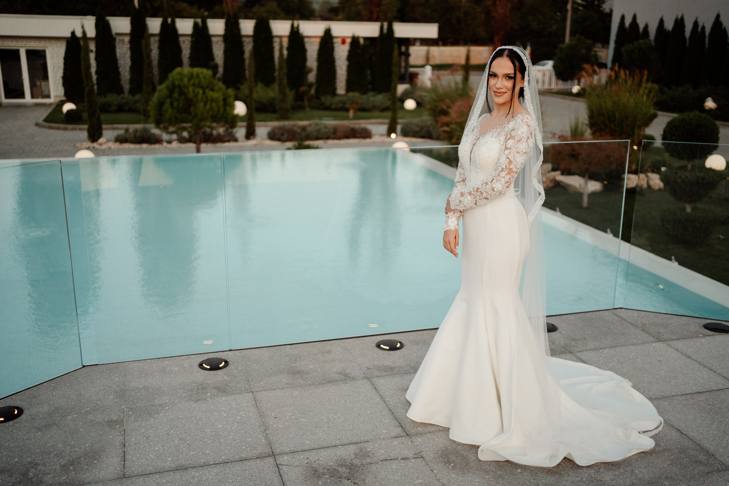 Moment emoționant între miri în ziua nunții, surprins într-un cadru natural și romantic, la Reina Events. Fotografie de nuntă profesională, editată artistic pentru a evidenția emoția și eleganța evenimentului.