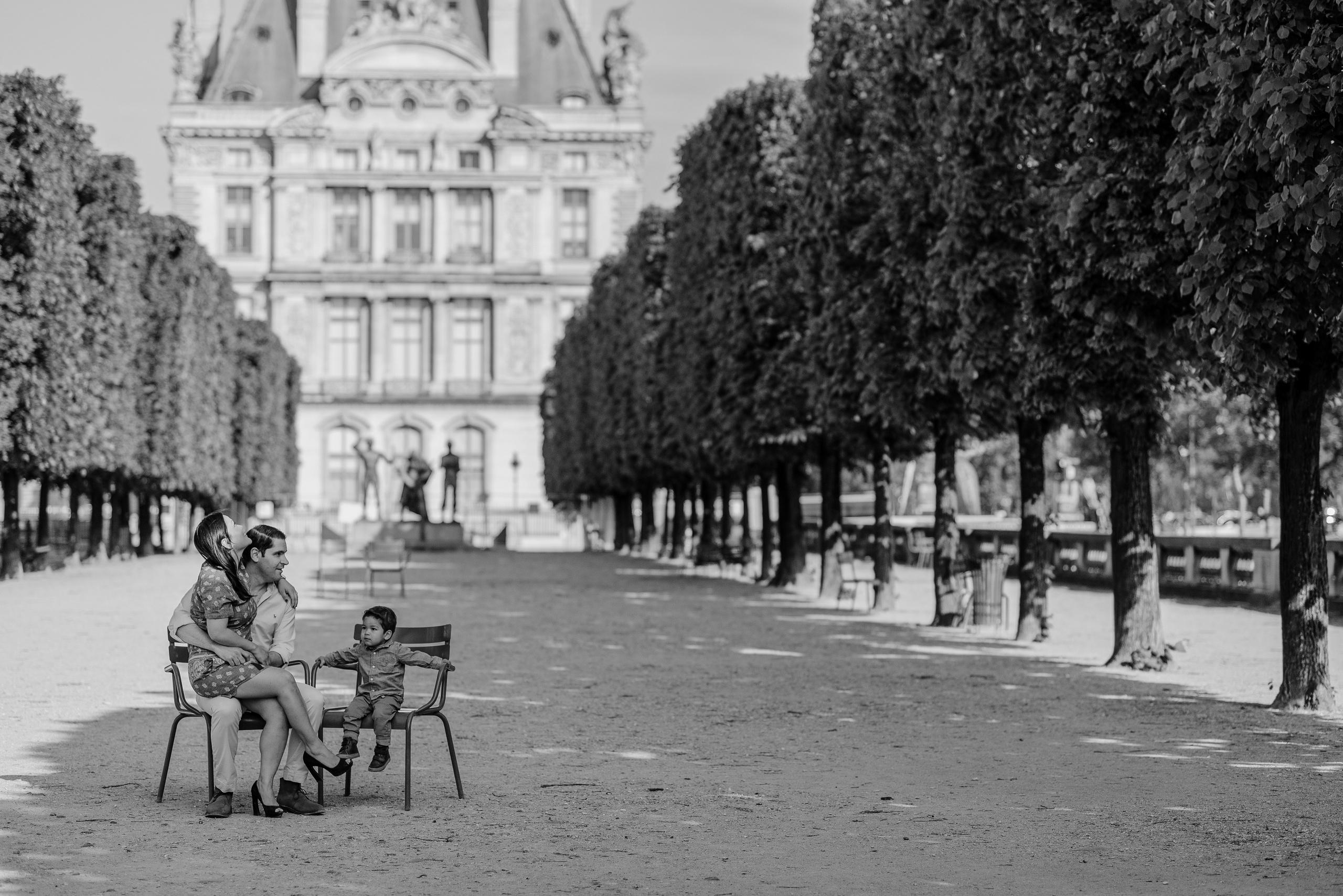 Chic family portraits in Palais Royal and Louvre area. Ksenia Marchand/ Lifestyle photographer in Paris