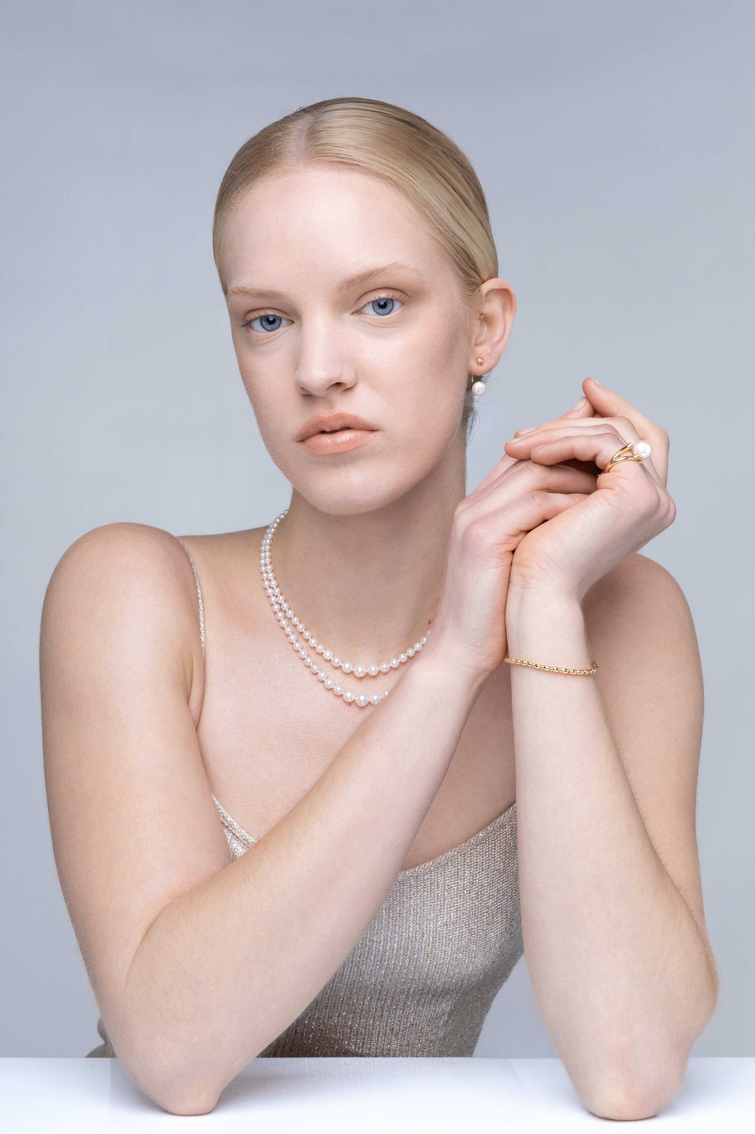 Portrait professionnel en studio d’une modèle blonde aux yeux bleus portant des bijoux