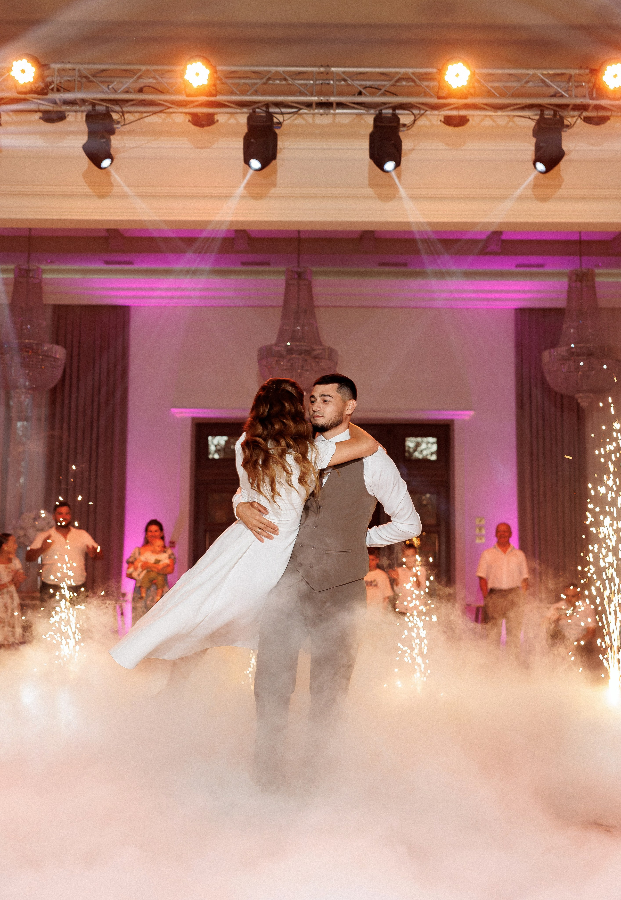 Eugen & Livia — Grand Elysee — Wedding Day. Servicii Foto și Video 067188353