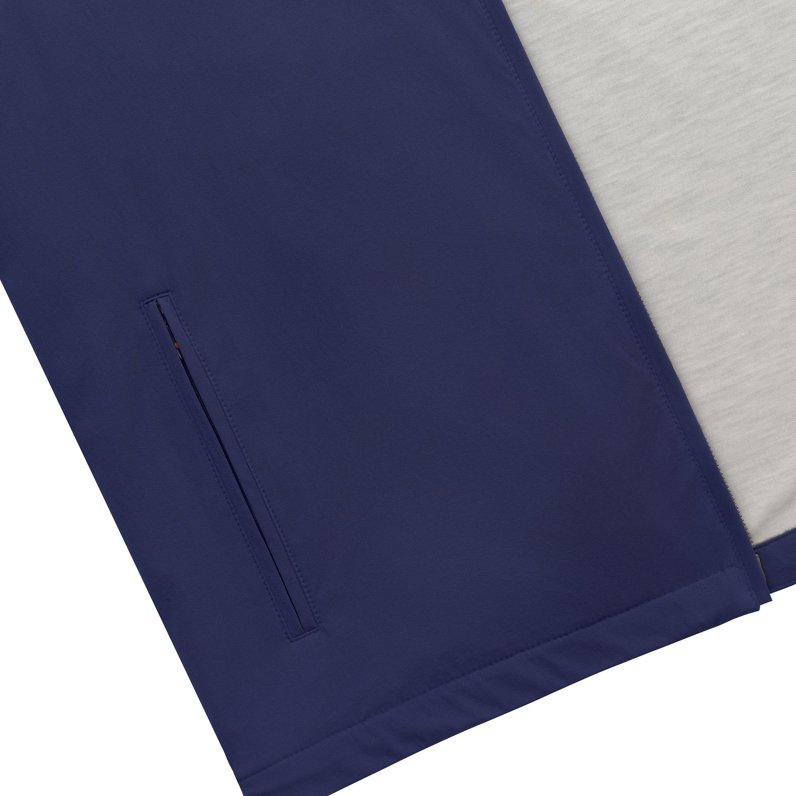 Detailaufnahme – Seitentasche und Reißverschluss der blauen Außenseite.