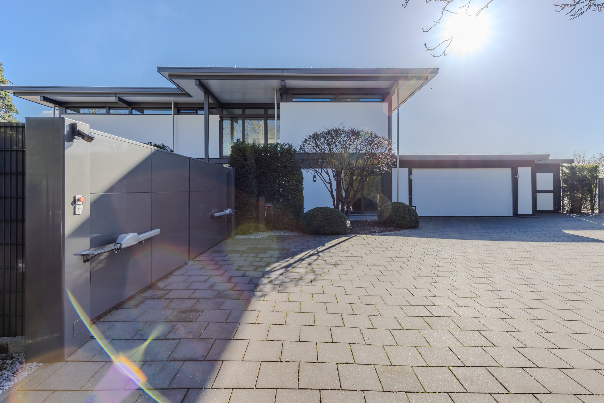 Профессиональная HDR фотосъемка фасада здания. Детальный снимок экстерьера современного строения, передающий материалы, дизайн и четкие линии.