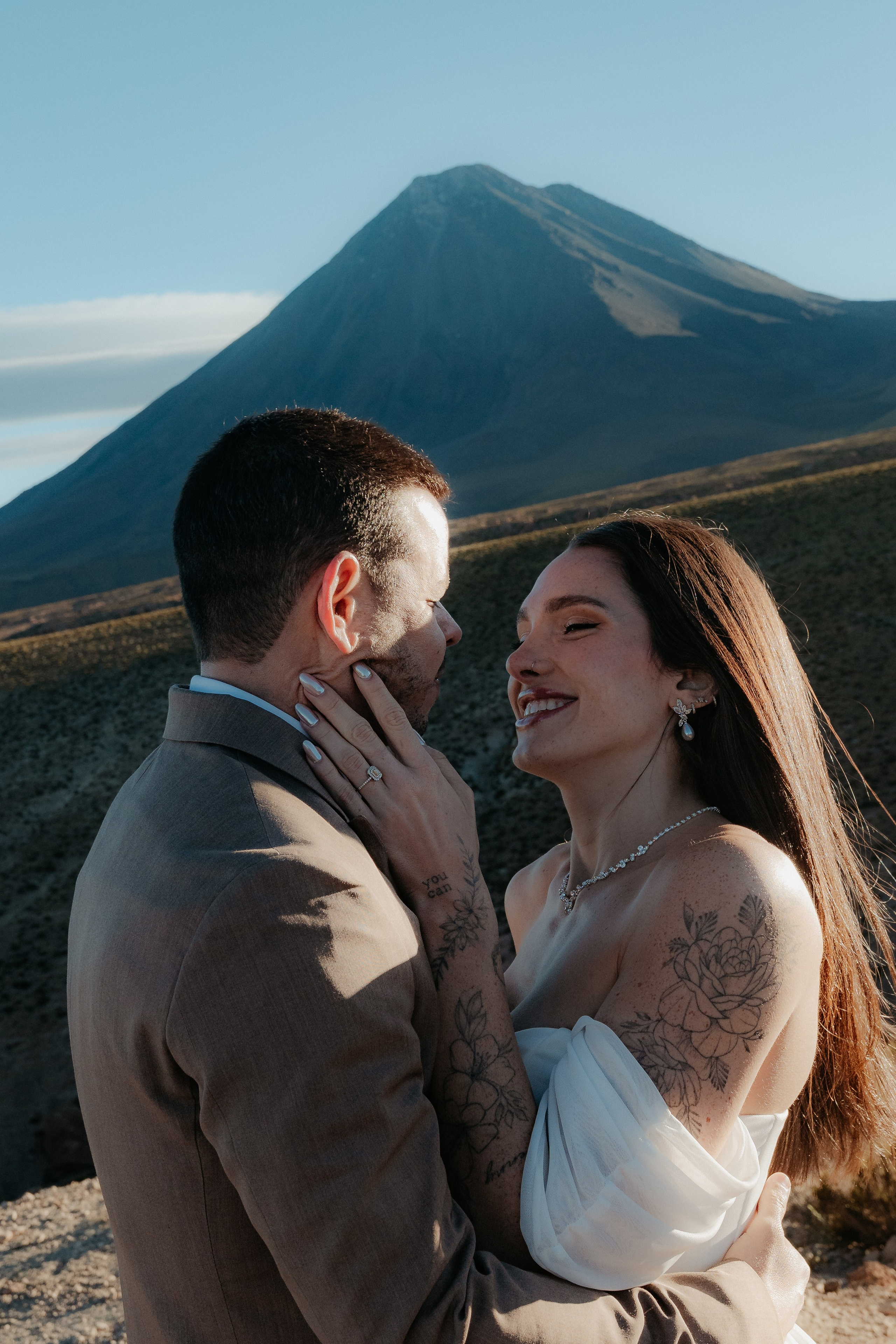 Pre-wedding no mirante do vulcão Licancabur. Photographer in San Pedro de Atacama