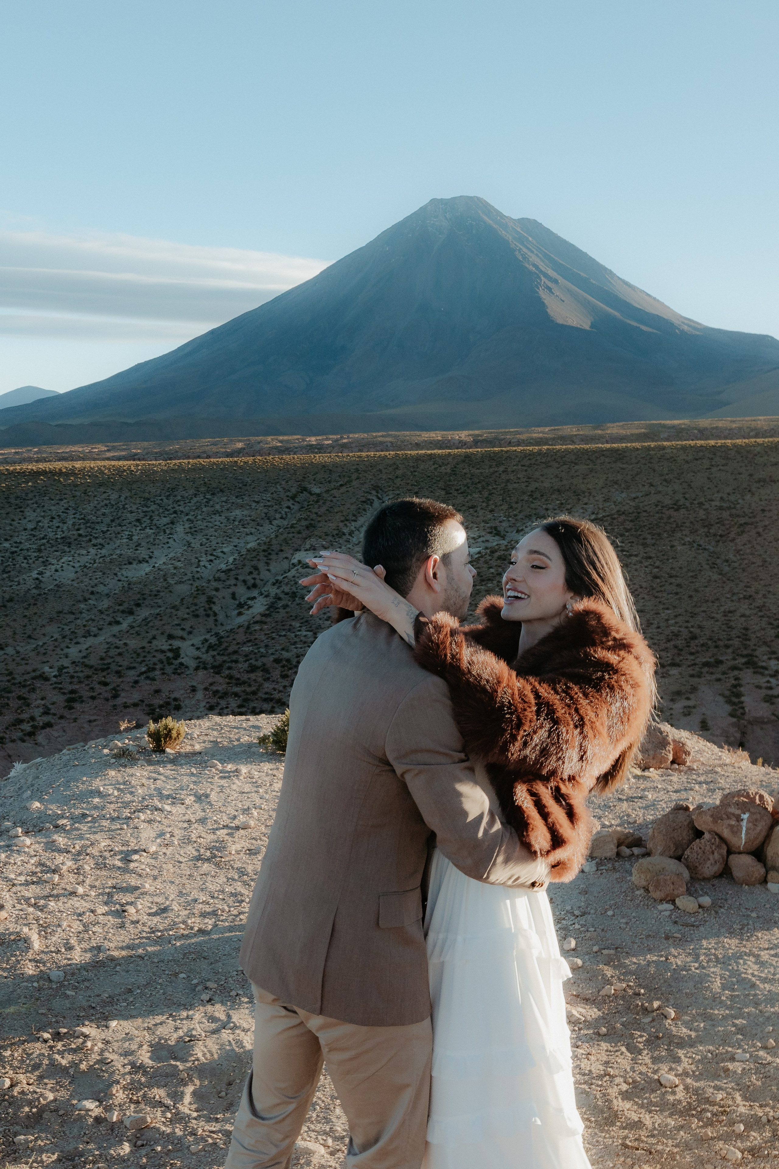 Pre-wedding no mirante do vulcão Licancabur. Photographer in San Pedro de Atacama