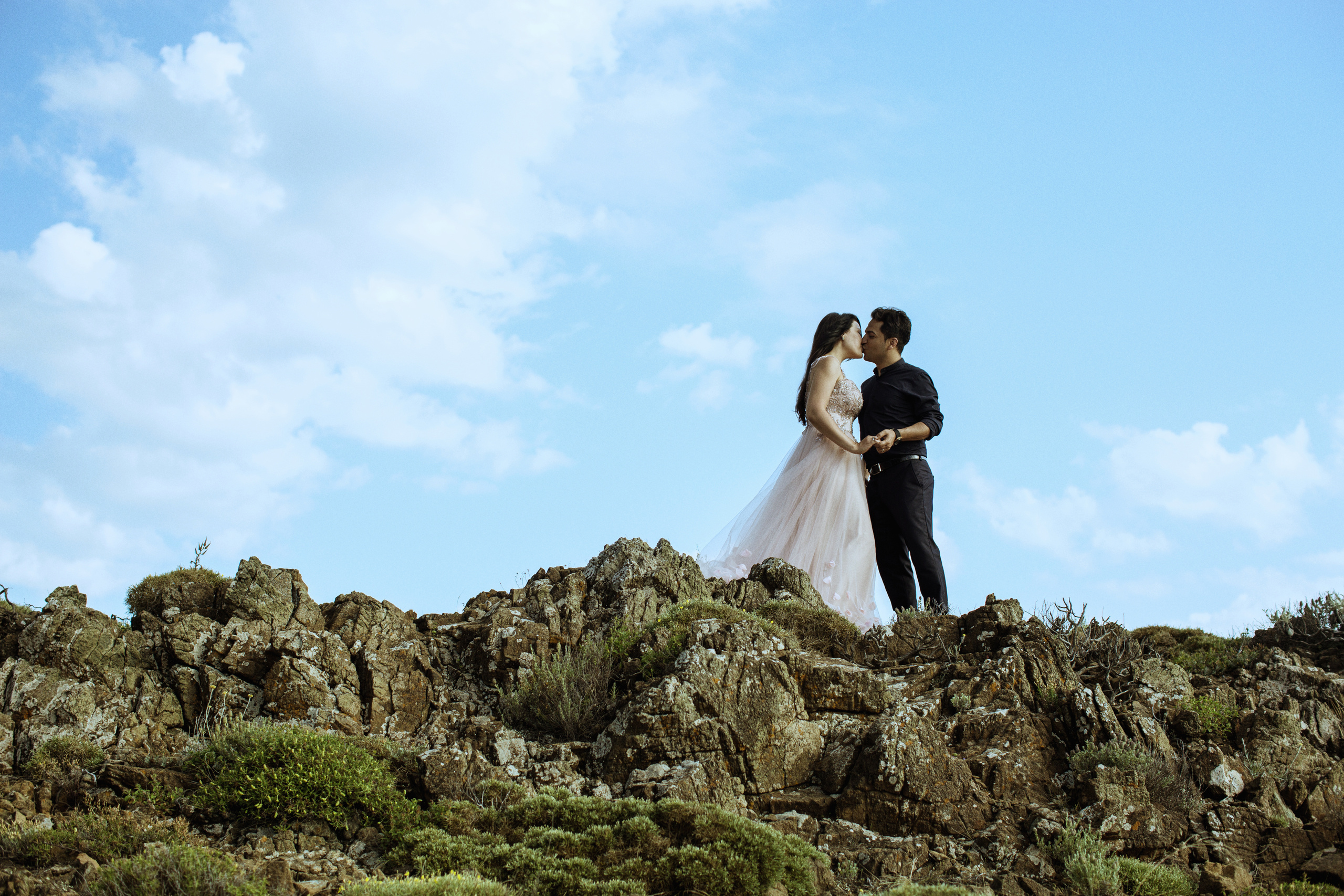 Выездная свадебная фотосессия на диких скалистых пляжах Амазон. Фотограф в Каппадокии / Julia Ganch