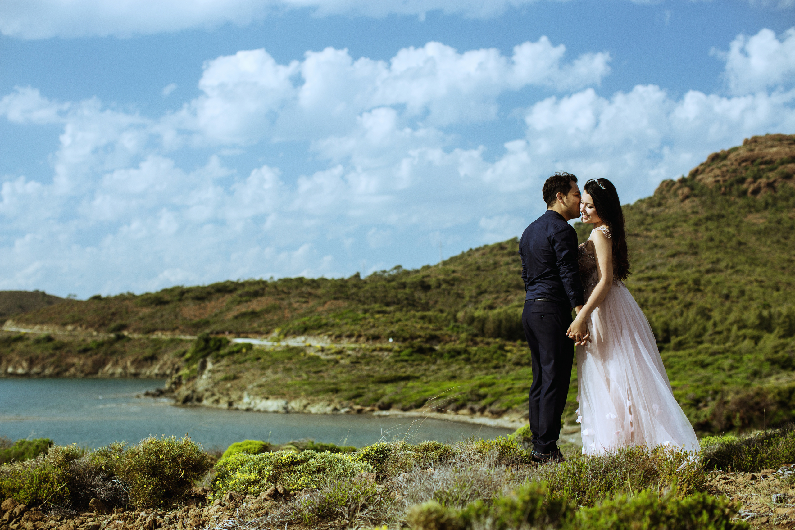 Выездная свадебная фотосессия на диких скалистых пляжах Амазон. Фотограф в Каппадокии / Julia Ganch