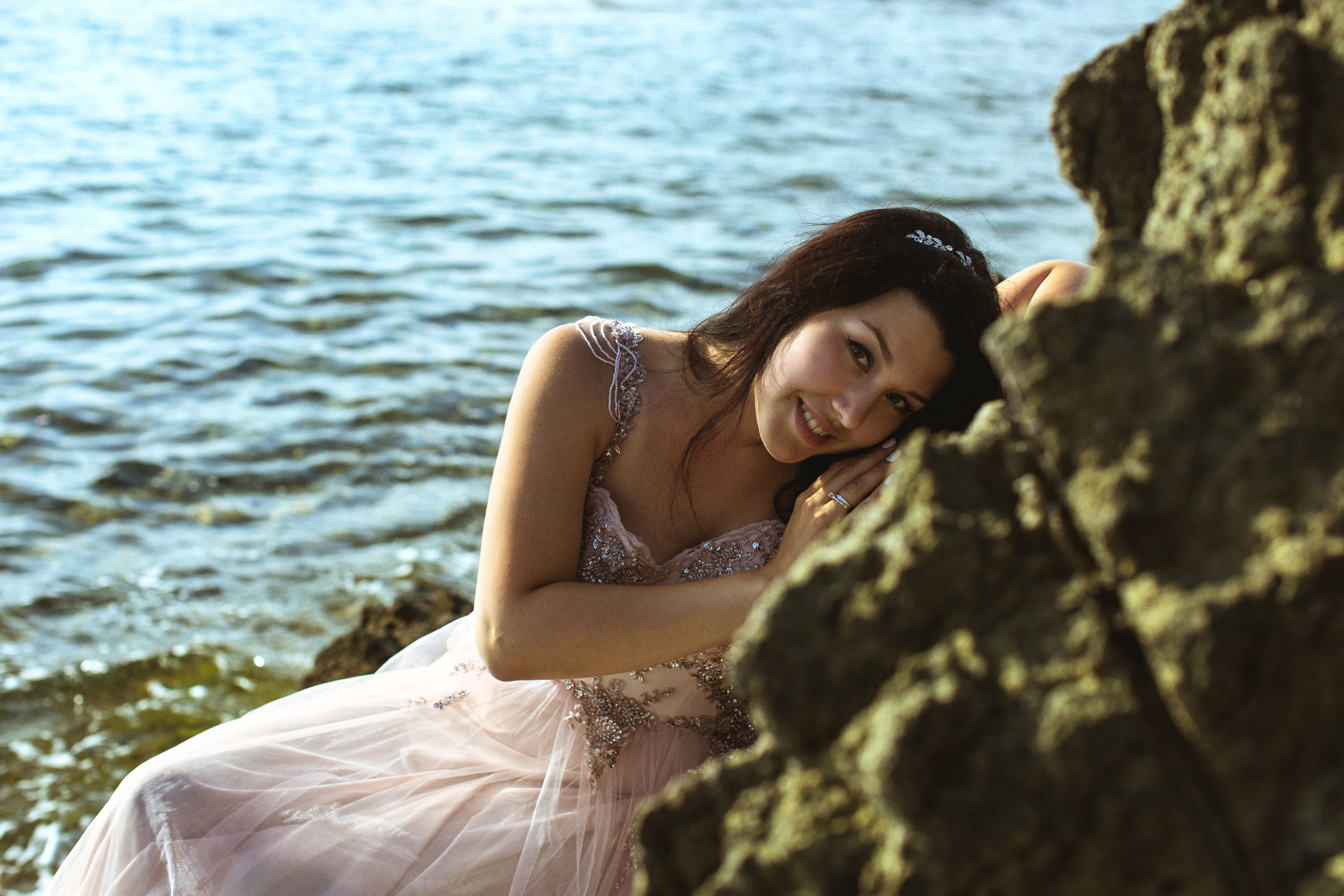 Выездная свадебная фотосессия на диких скалистых пляжах Амазон. Фотограф в Каппадокии / Julia Ganch