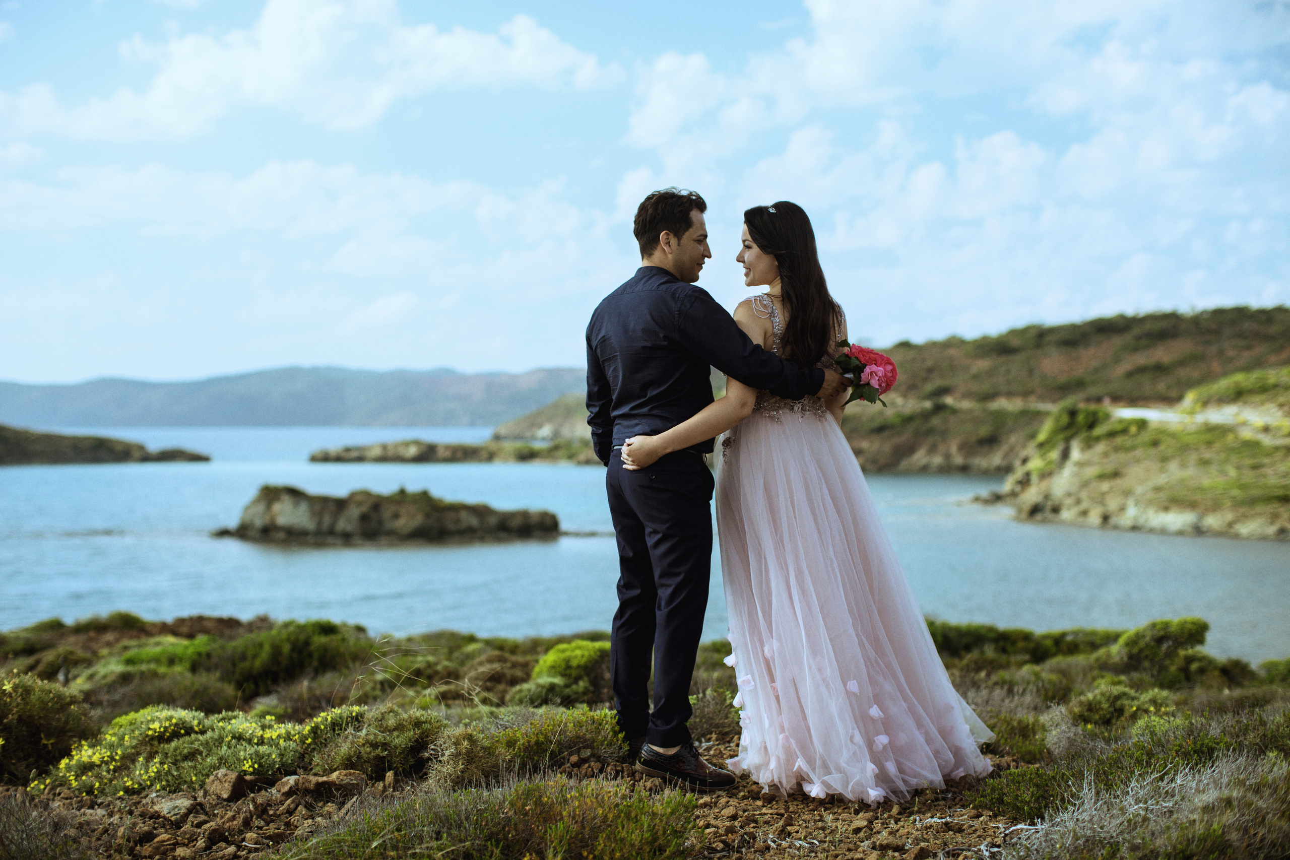 Выездная свадебная фотосессия на диких скалистых пляжах Амазон. Фотограф в Каппадокии / Julia Ganch