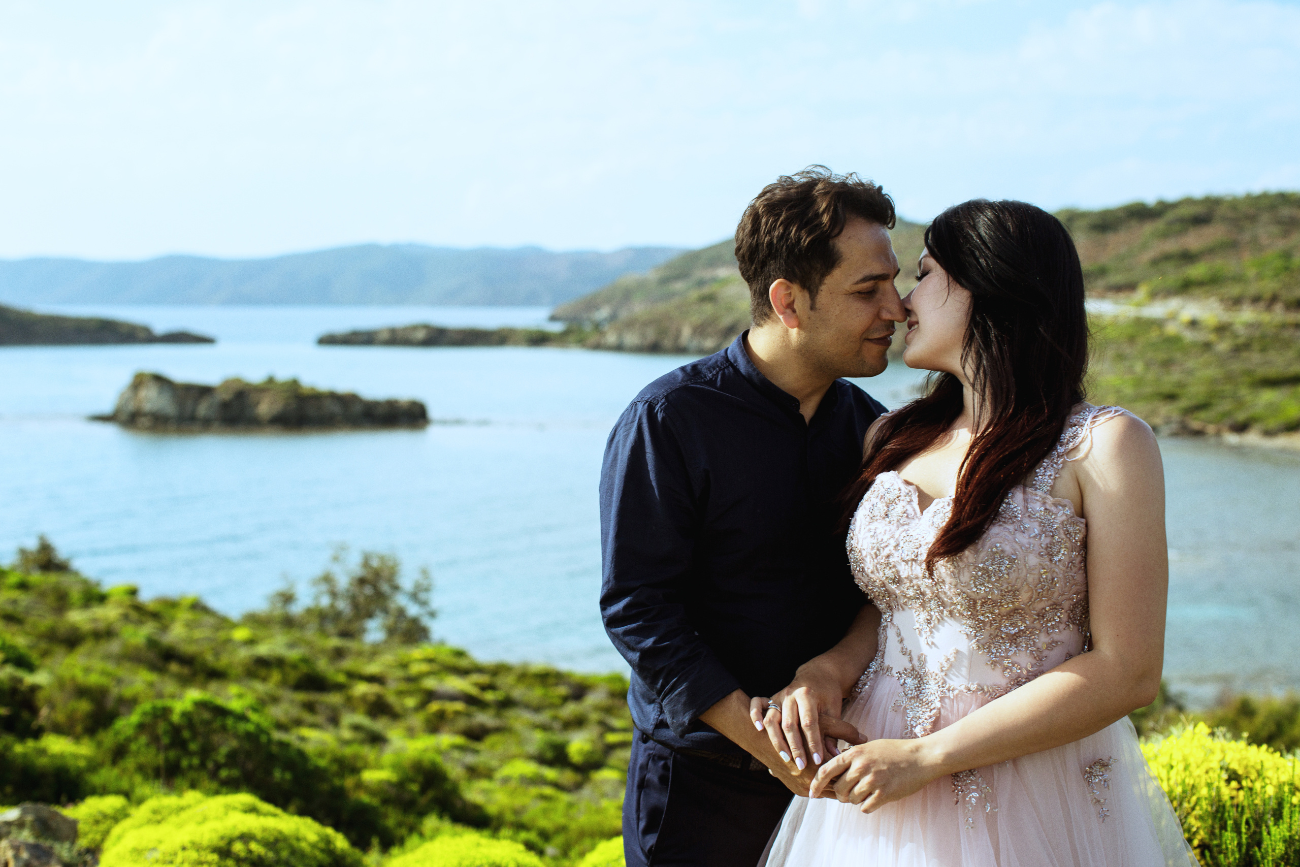 Выездная свадебная фотосессия на диких скалистых пляжах Амазон. Фотограф в Каппадокии / Julia Ganch