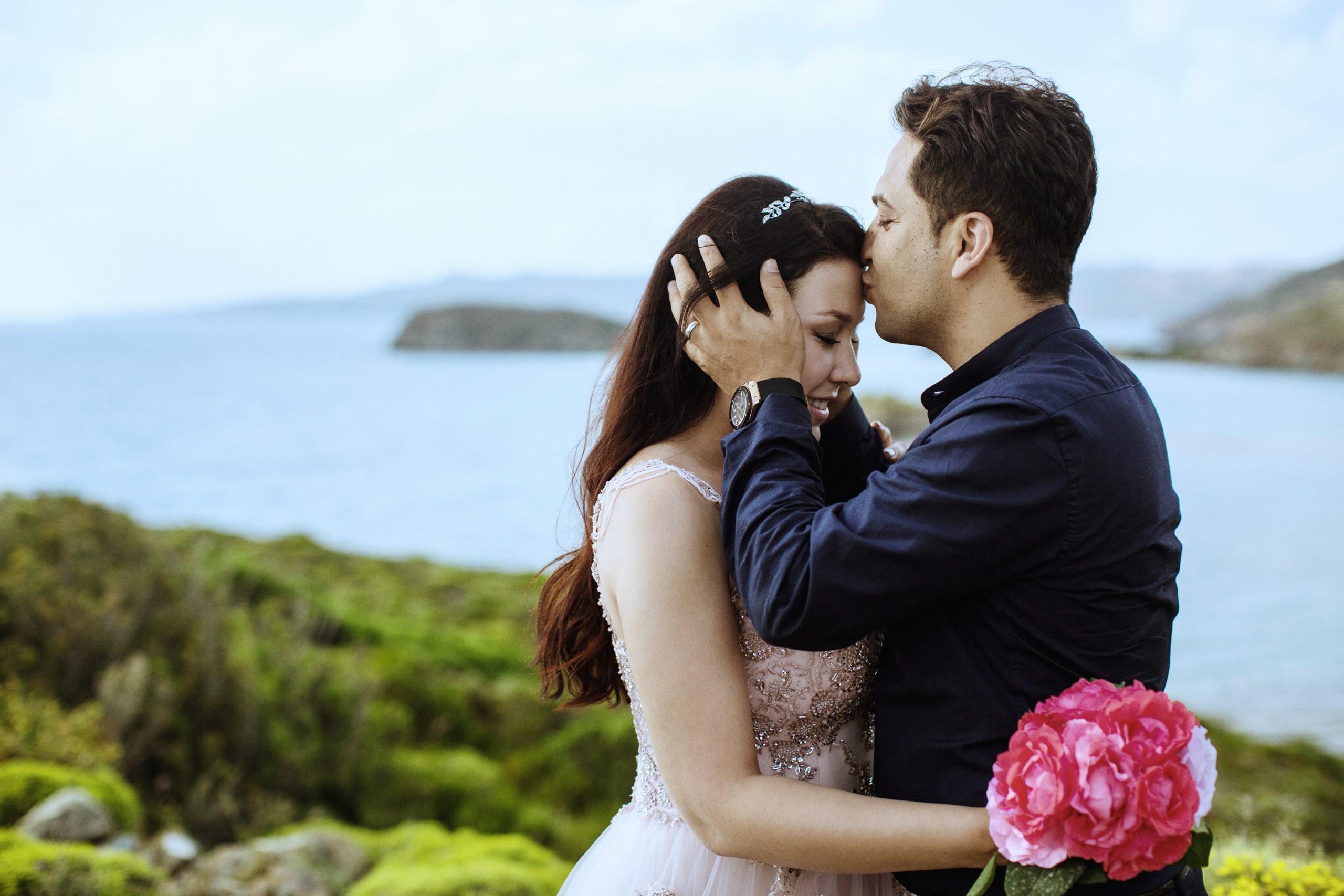 Выездная свадебная фотосессия на диких скалистых пляжах Амазон. Фотограф в Каппадокии / Julia Ganch