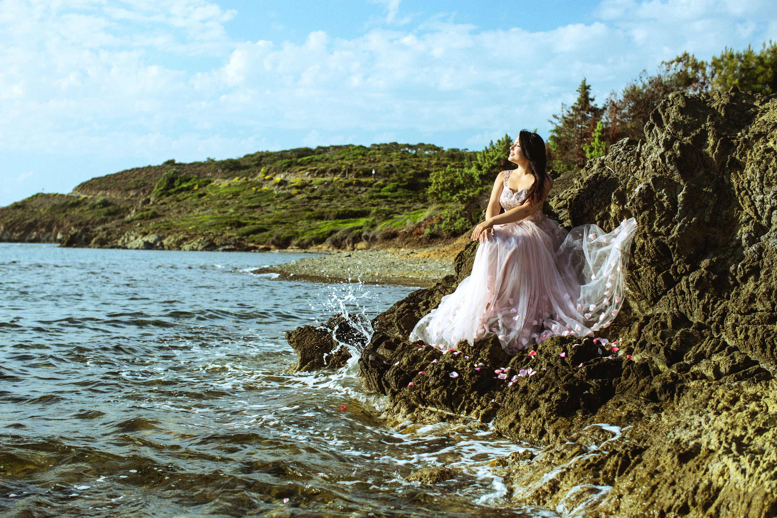 Выездная свадебная фотосессия на диких скалистых пляжах Амазон. Фотограф в Каппадокии / Julia Ganch