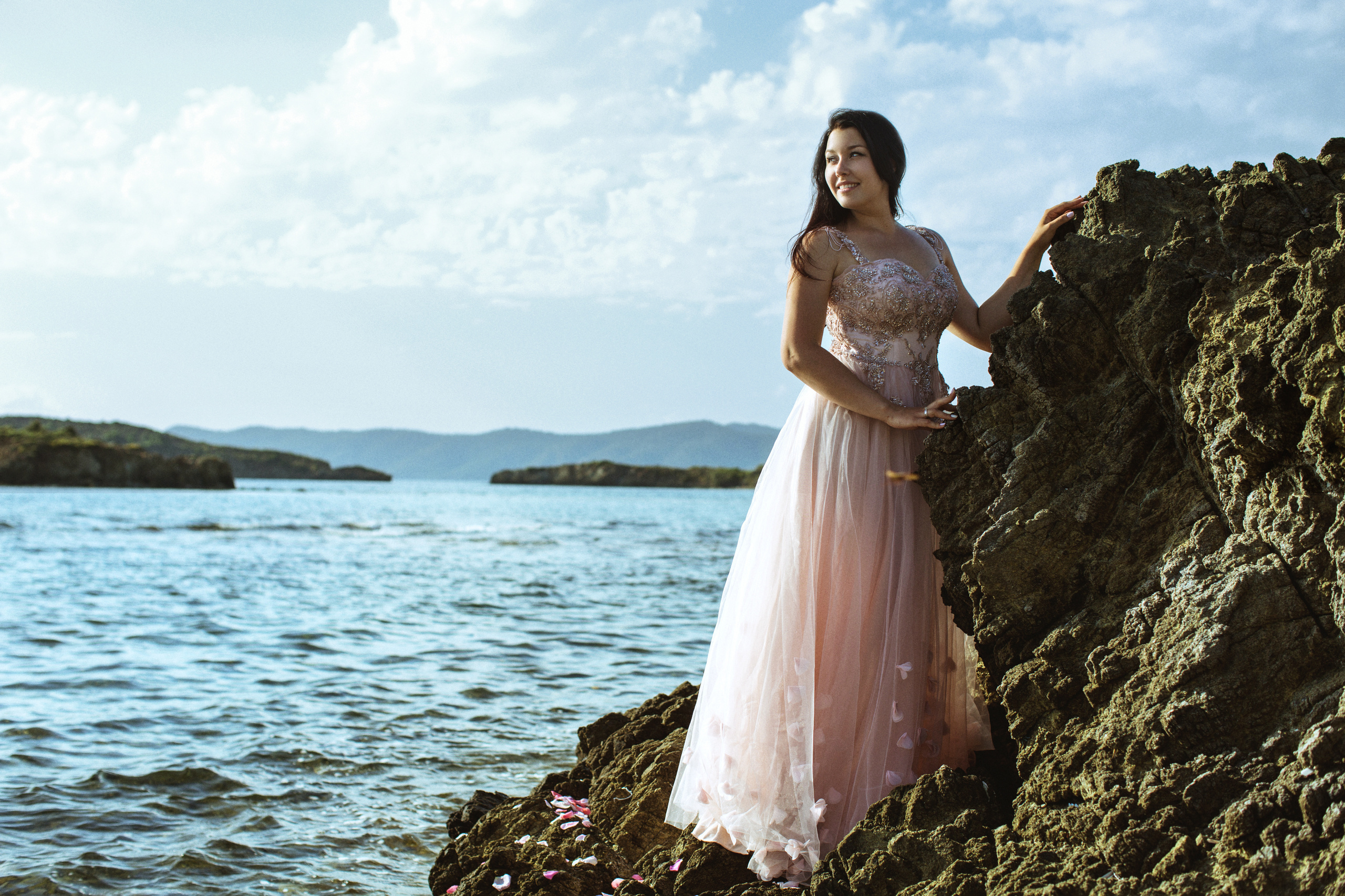 Выездная свадебная фотосессия на диких скалистых пляжах Амазон. Фотограф в Каппадокии / Julia Ganch