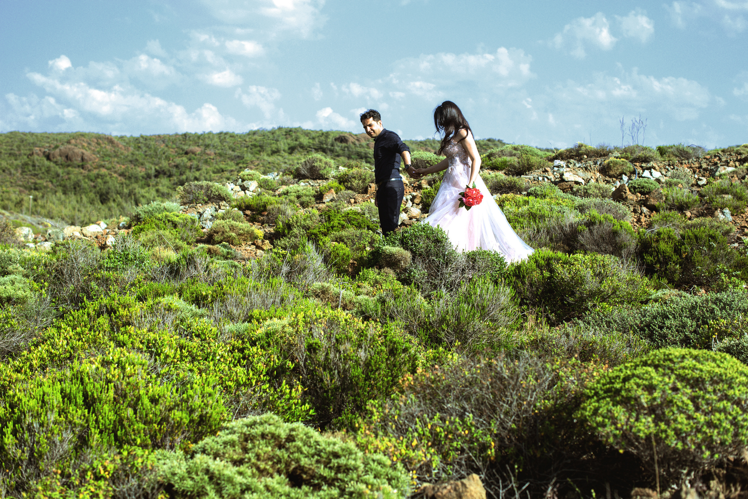 Выездная свадебная фотосессия на диких скалистых пляжах Амазон. Фотограф в Каппадокии / Julia Ganch