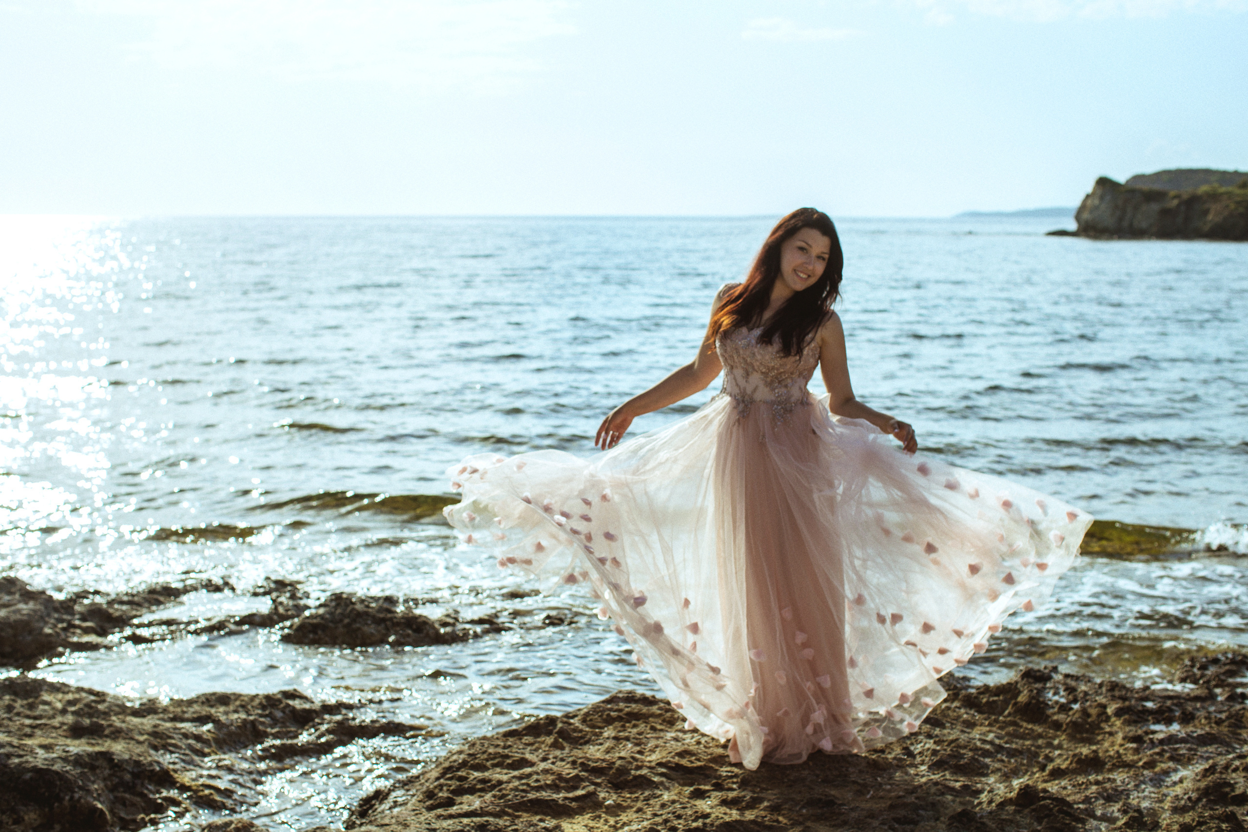 Выездная свадебная фотосессия на диких скалистых пляжах Амазон. Фотограф в Каппадокии / Julia Ganch