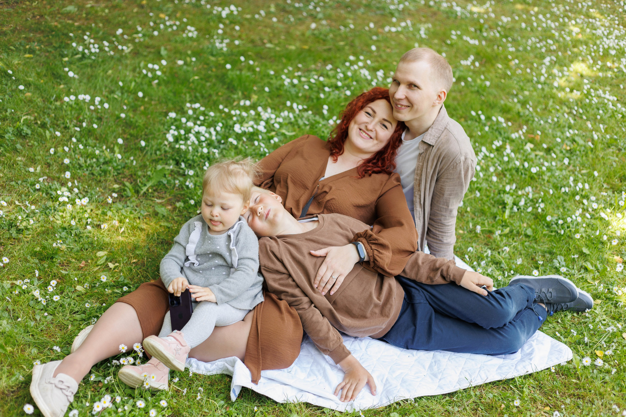 Family walking in the park. Family photographer in Vilnuis Svetlana Naumova