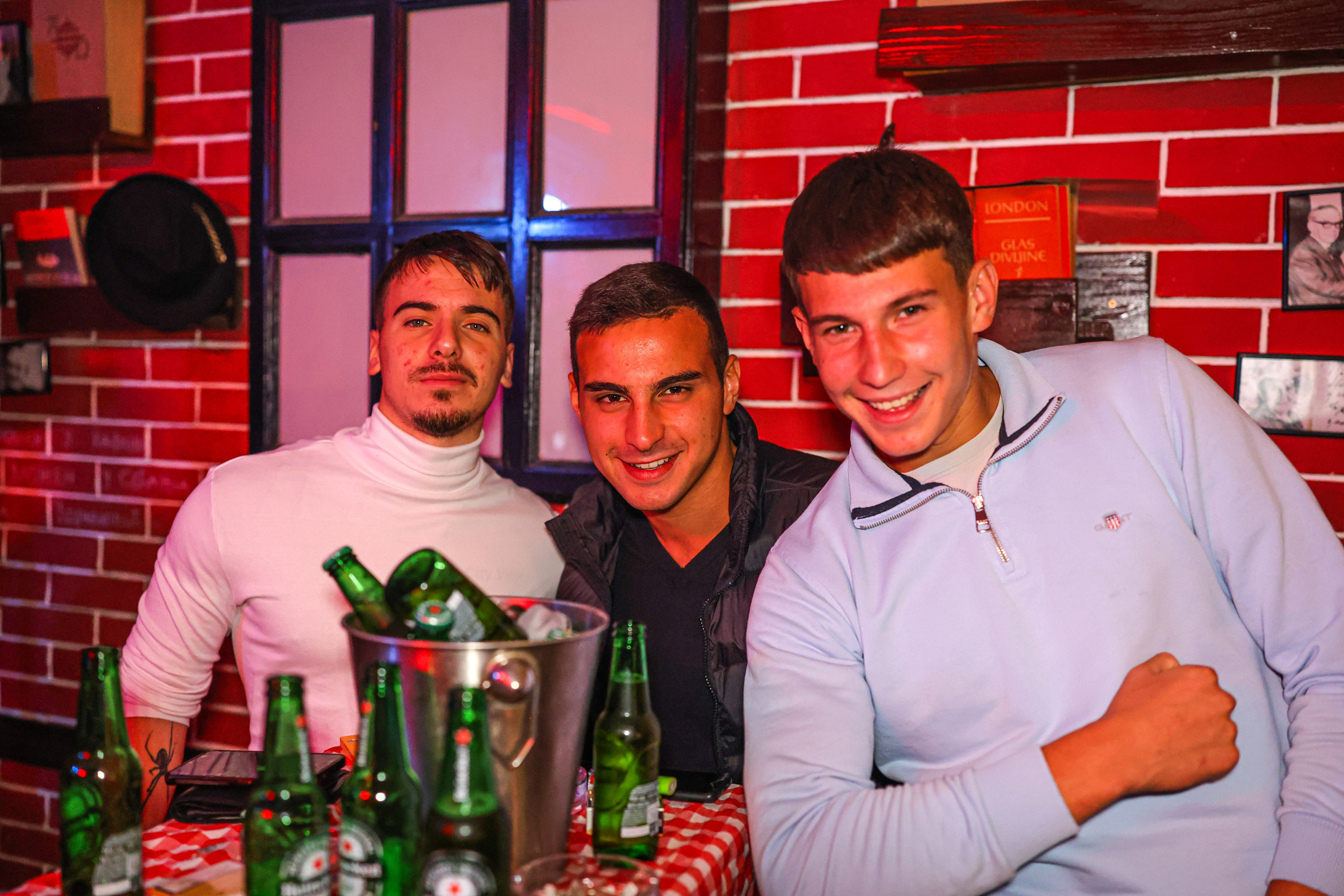 Zurke 90tih — Kafana Gradska Biblioteka. Foto Simic Jagodina