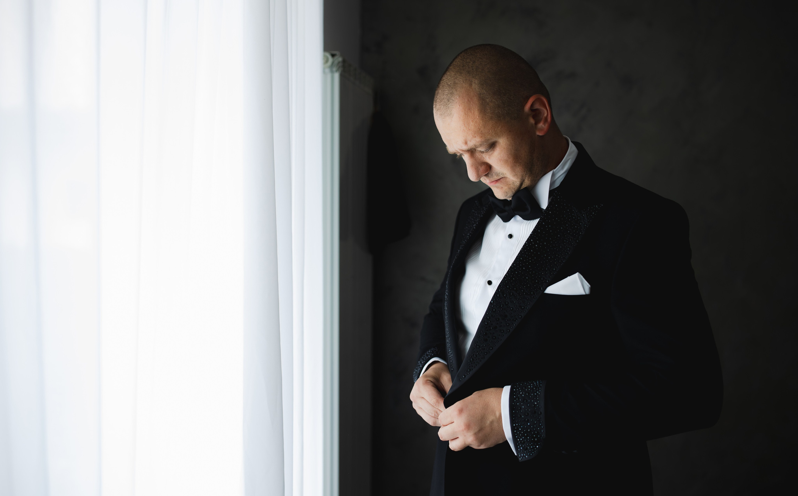 Mirele pregatindu-se – detaliu elegant cu ajustarea costumului in ziua nuntii