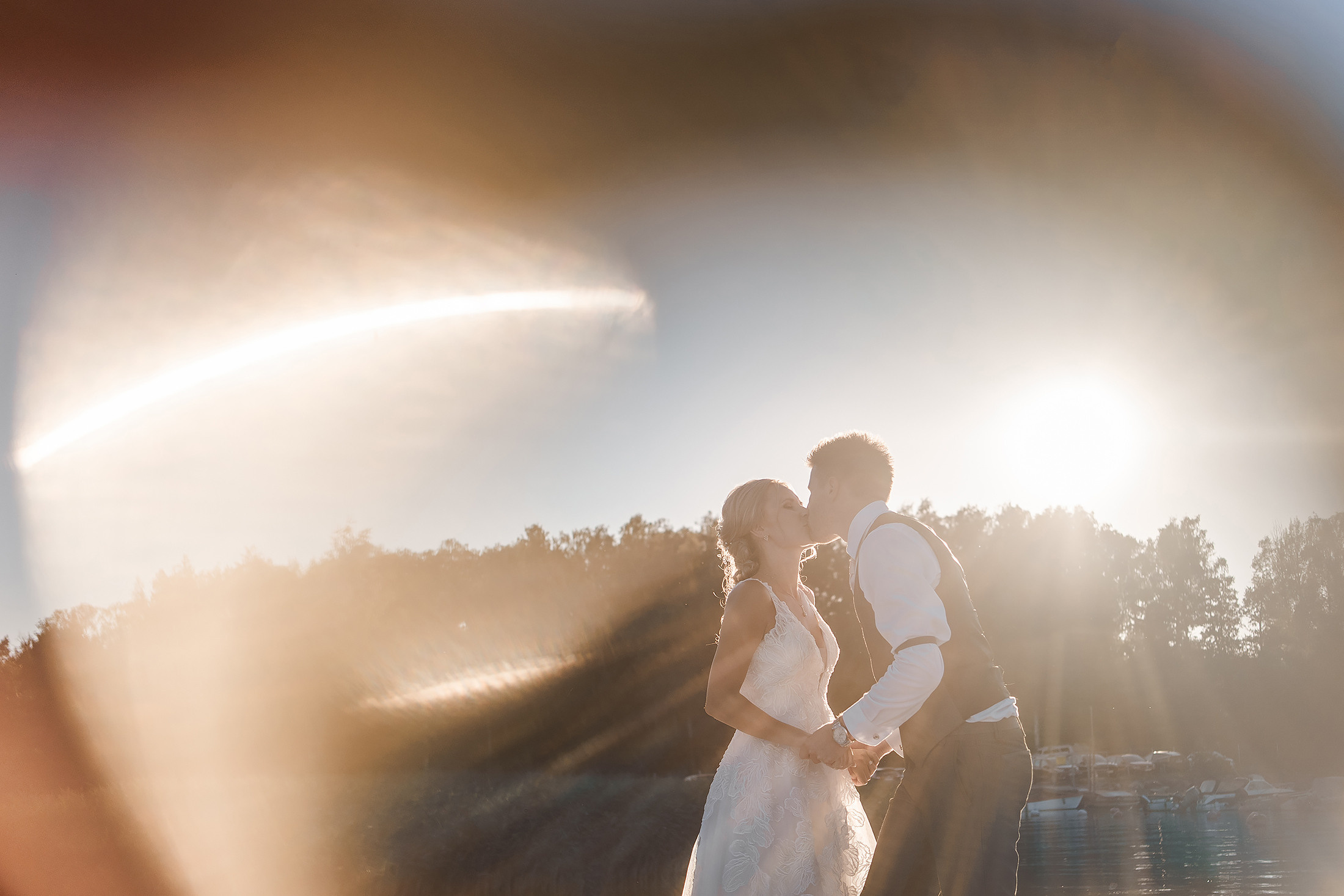 hääpari kuvauksessa kultaisen tunnin aikana meren rannalla, wedding photographer Helsinki