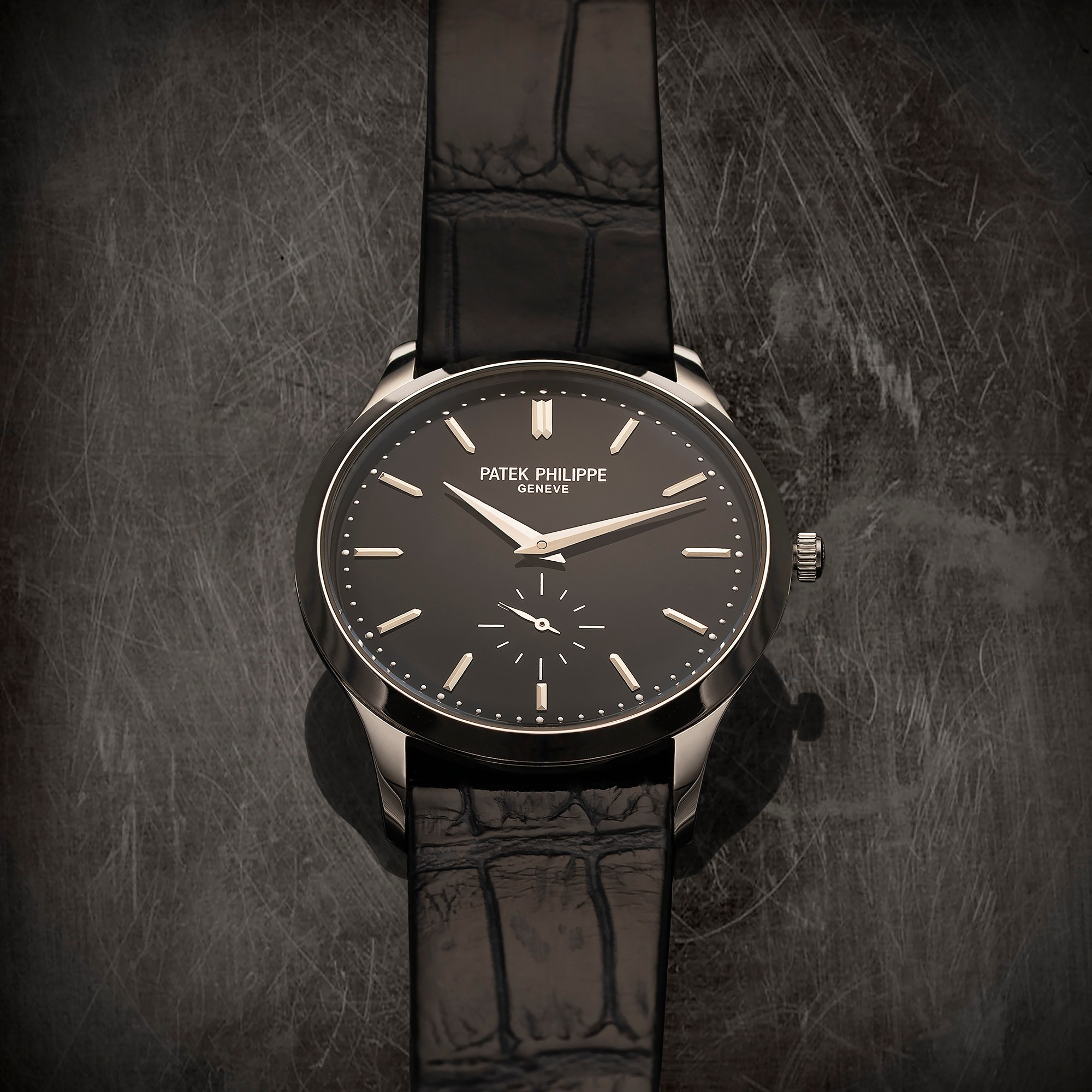 Photographer Roman Djuzev - A photo of a wristwatch on a dark background, close-up.