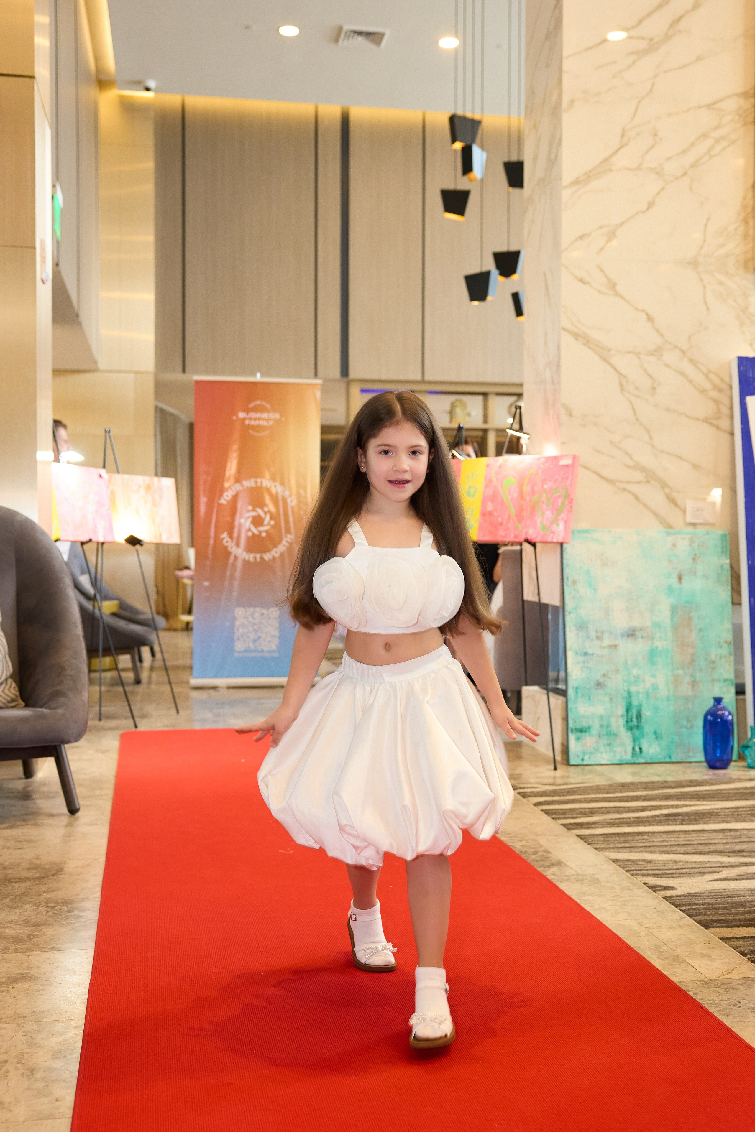 Авторская благотворительная художественная выставка Дианы Бортник. Фотограф Юлия Маковеева