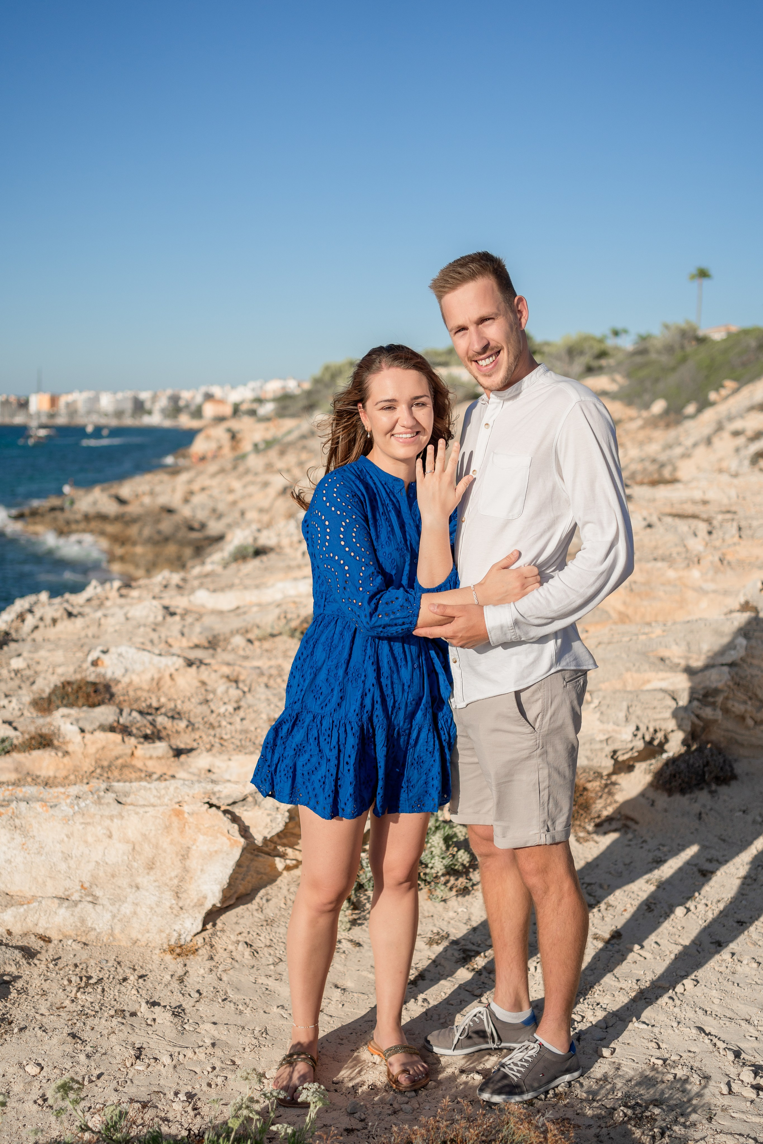 Romantischer Heiratsantrag auf Mallorca – Überraschung am Meer. Deine Fotografin auf Mallorca für Familien und Business